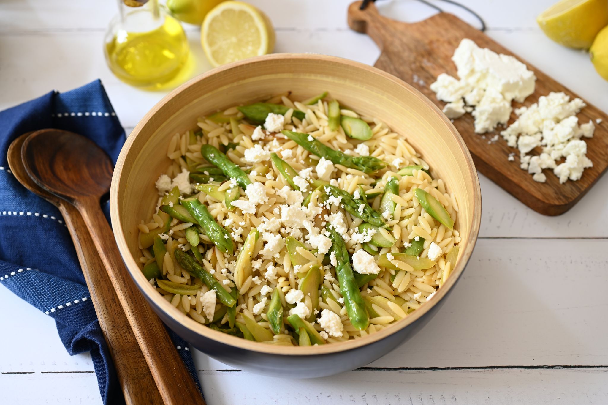 Herzhafter Nudelsalat: Feta gibt ihm Tiefe, der Spargel Biss.