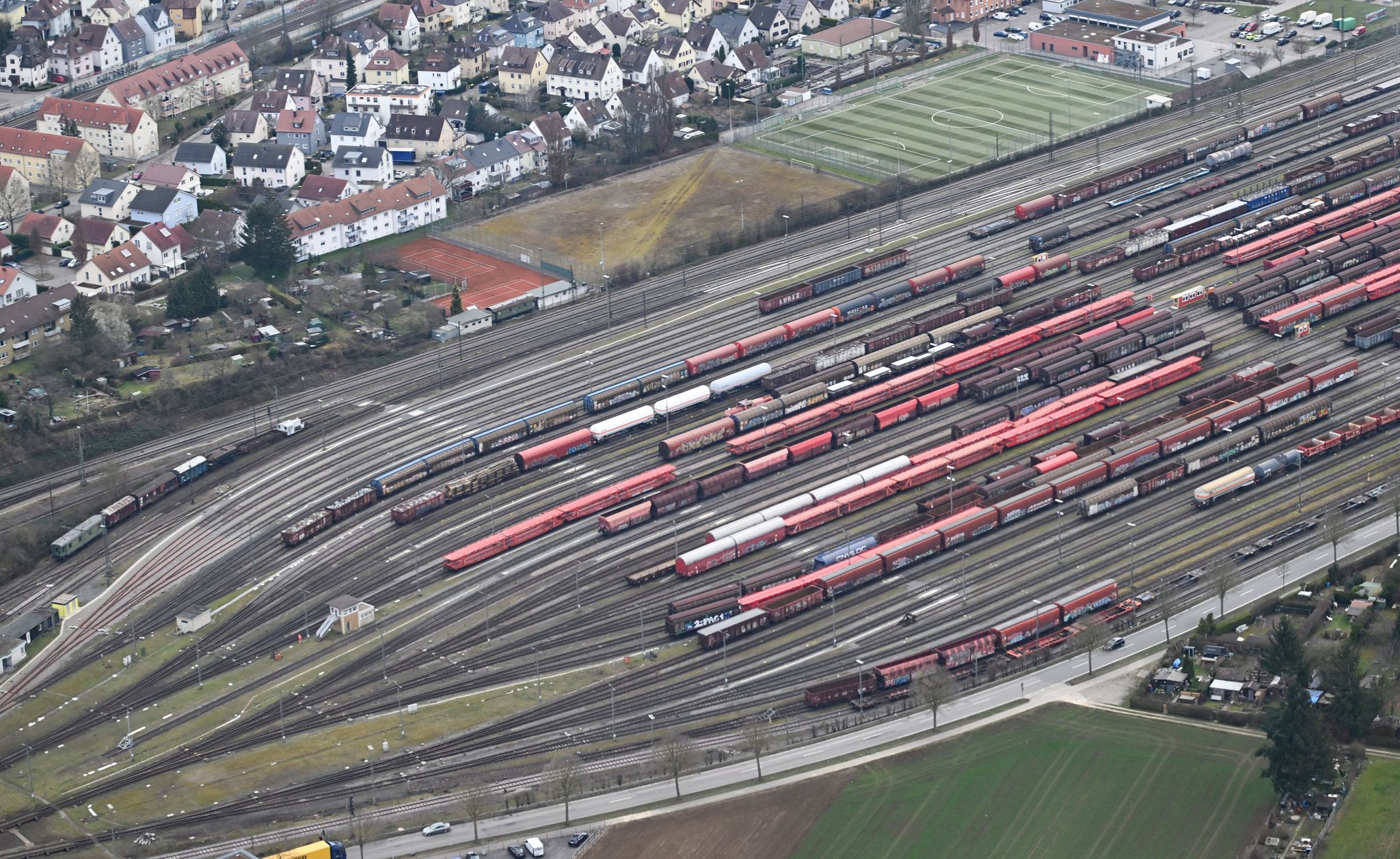 Auch Züge können eine Lärmbelastung sein. (Illustration)