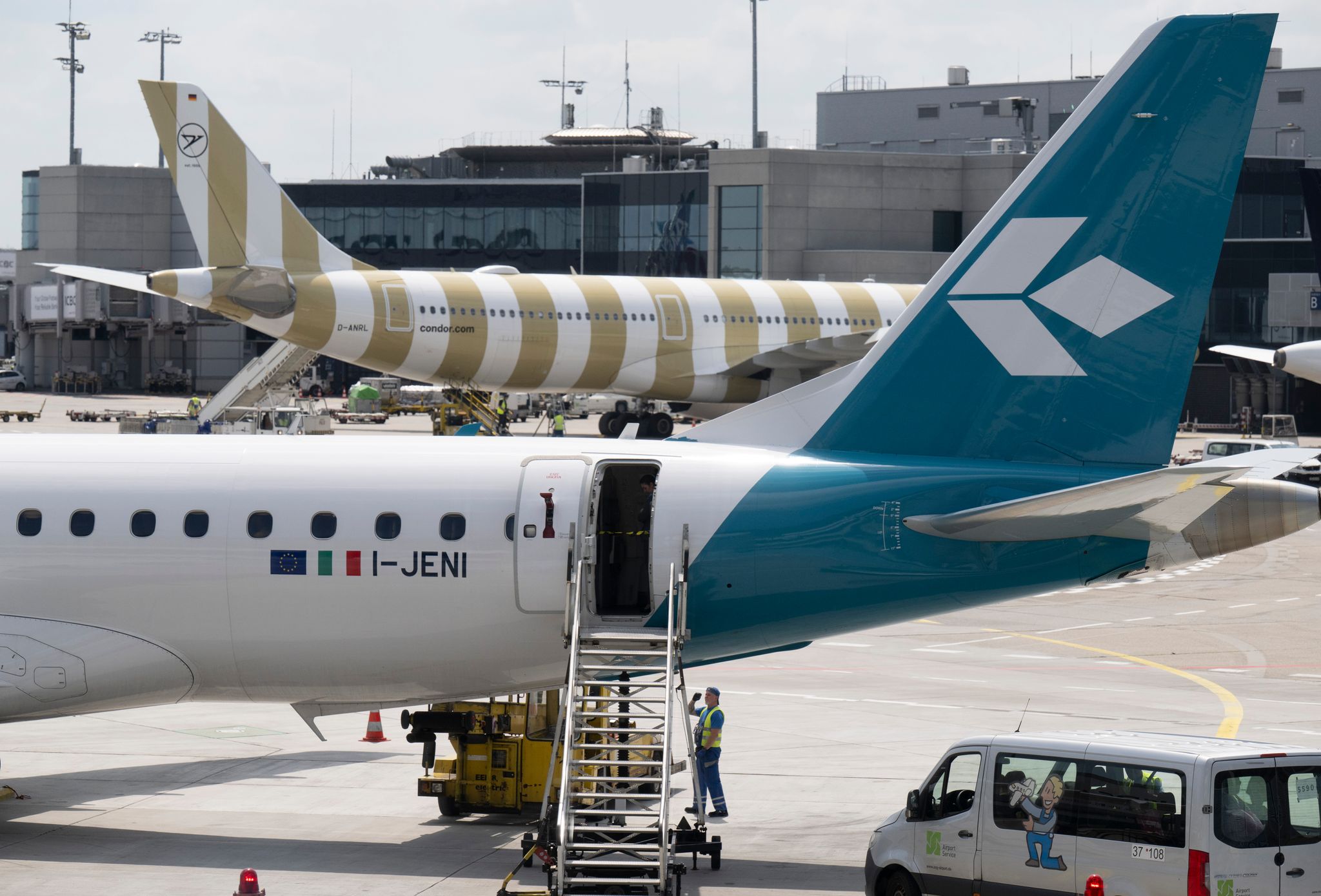 Ein Sonderflug mit 171 aus Israel ausgereisten Deutschen und Angehörigen ist von Jordanien aus Richtung Frankfurt gestartet.