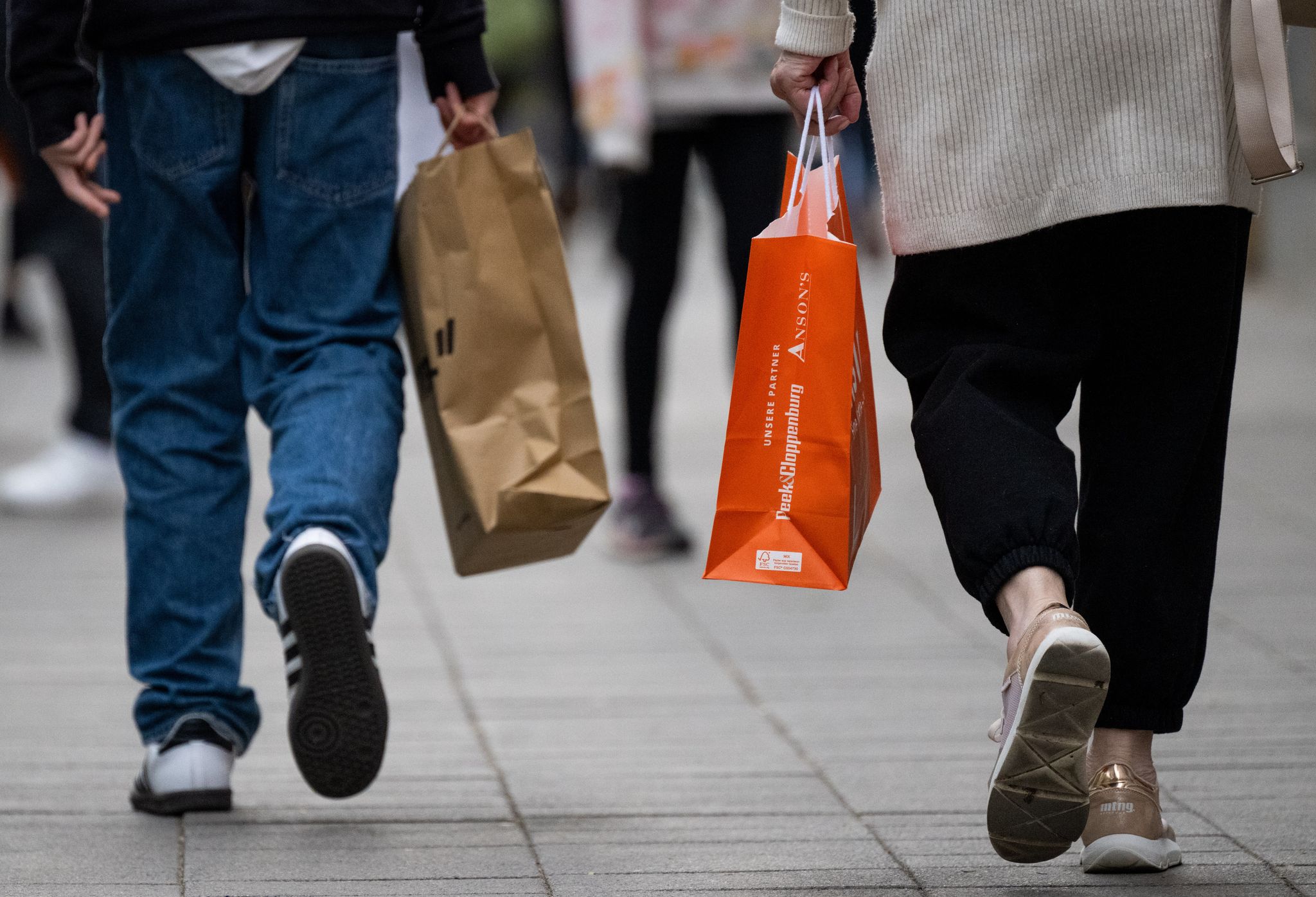 Viele Menschen in Deutschland sparen wegen der gestiegenen Preise bei Mode.