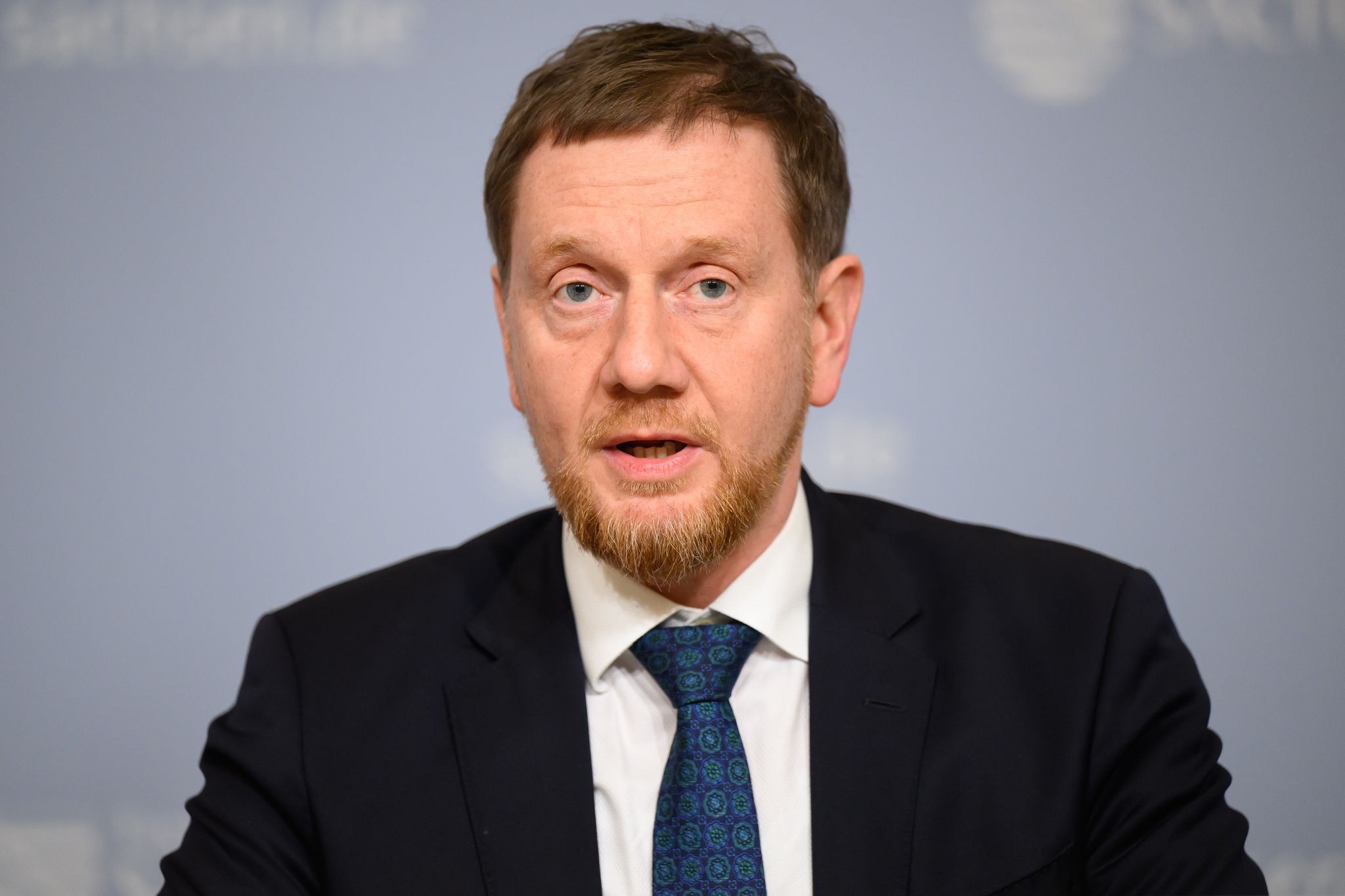 Die Länder seien sich einig in ihrer Forderung nach Ersatz ihrer Kosten, sagt der Vorsitzende der Ministerpräsidentenkonferenz, Michael Kretschmer. (Archivbild)