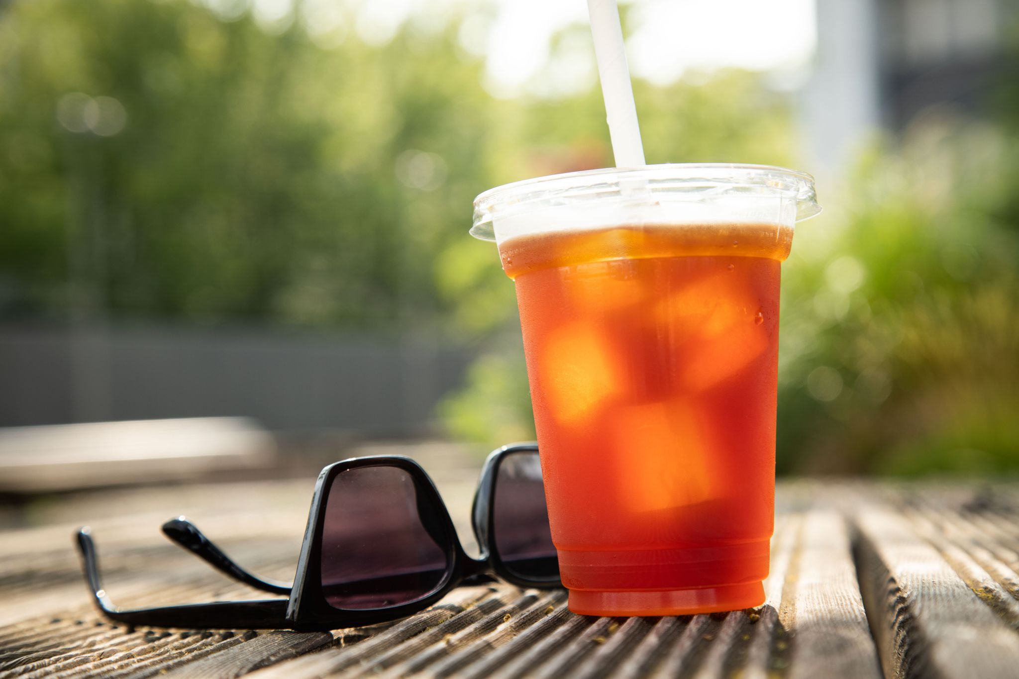 Cold Brew Kaffee mit Eiswürfeln: Da bei der Mazeration keine Bitterstoffe gelöst werden, schmeckt er mild und weich.
