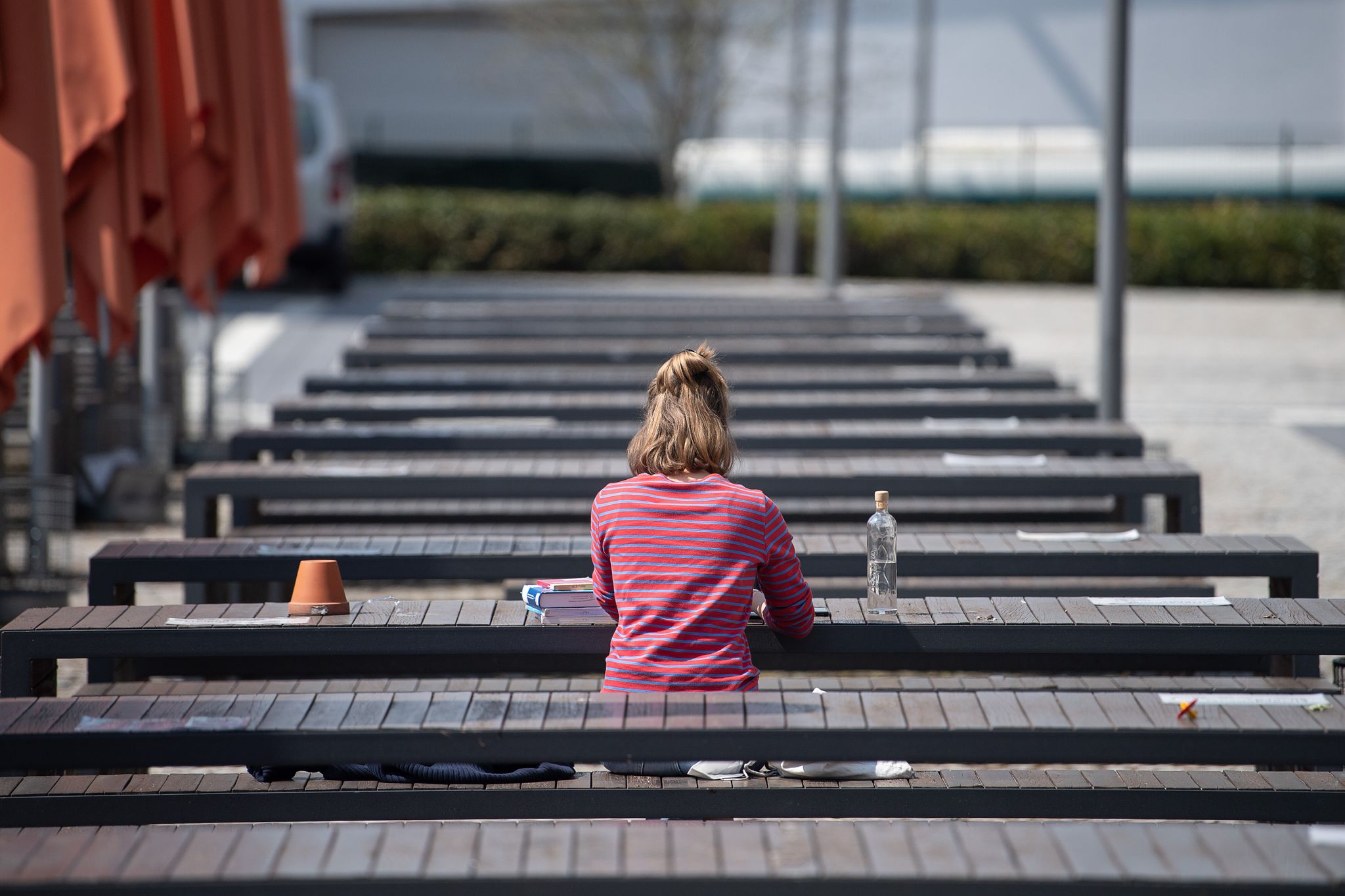 Ausbildung oder Studium? Zweifel sind nach der Entscheidung normal, wichtig ist, den eigenen Weg bewusst zu wählen.