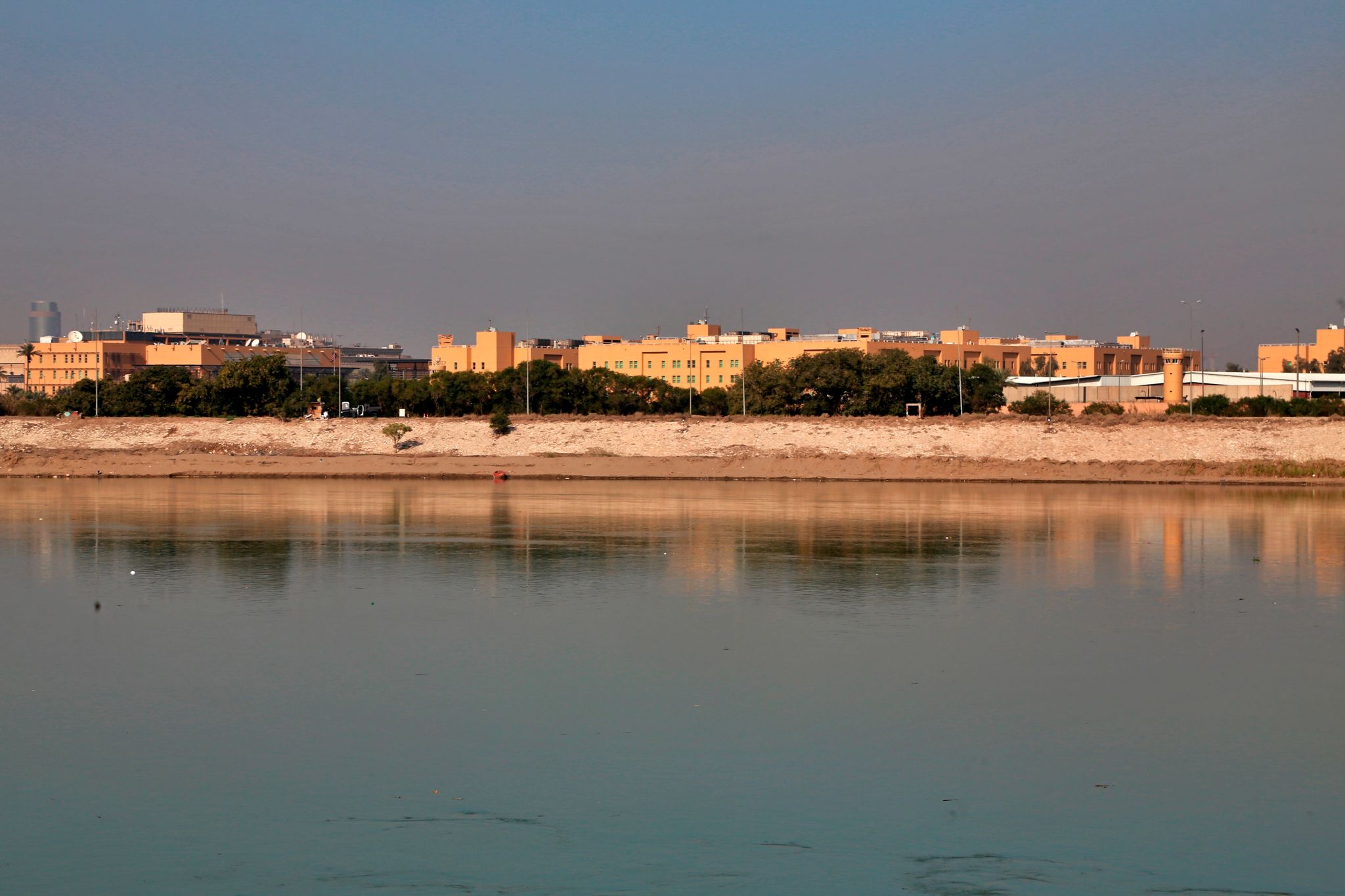 Die USA reduzieren aus Sicherheitsgründen ihr Botschaftspersonal im Irak.