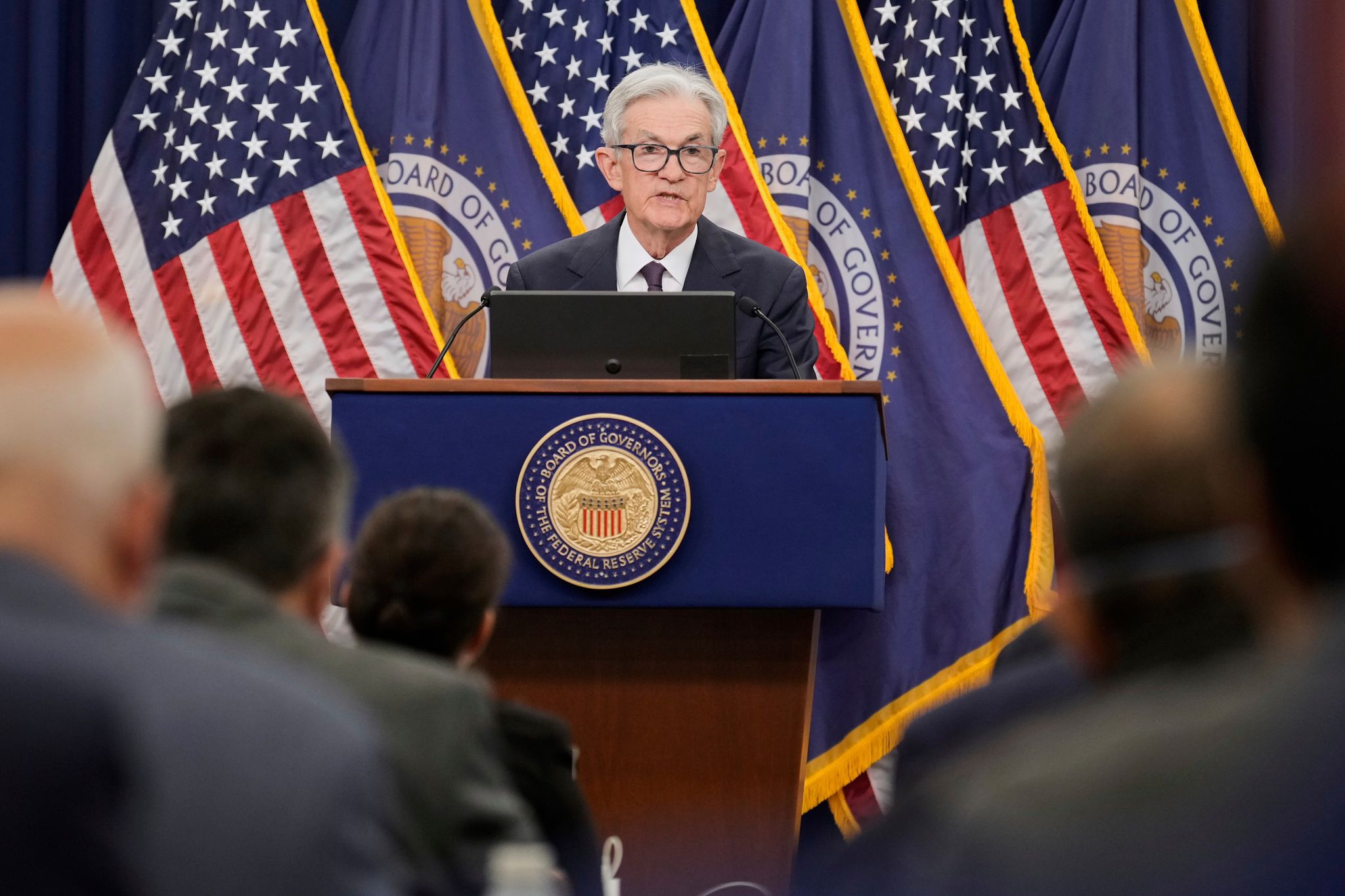 Die Federal Reserve mischt sich nicht in die Politik ein - doch die von US-Präsident Donald Trumps Zollpolitik ausgelöste Unsicherheit macht es den Notenbankern schwer, ihren Kurs festzulegen.