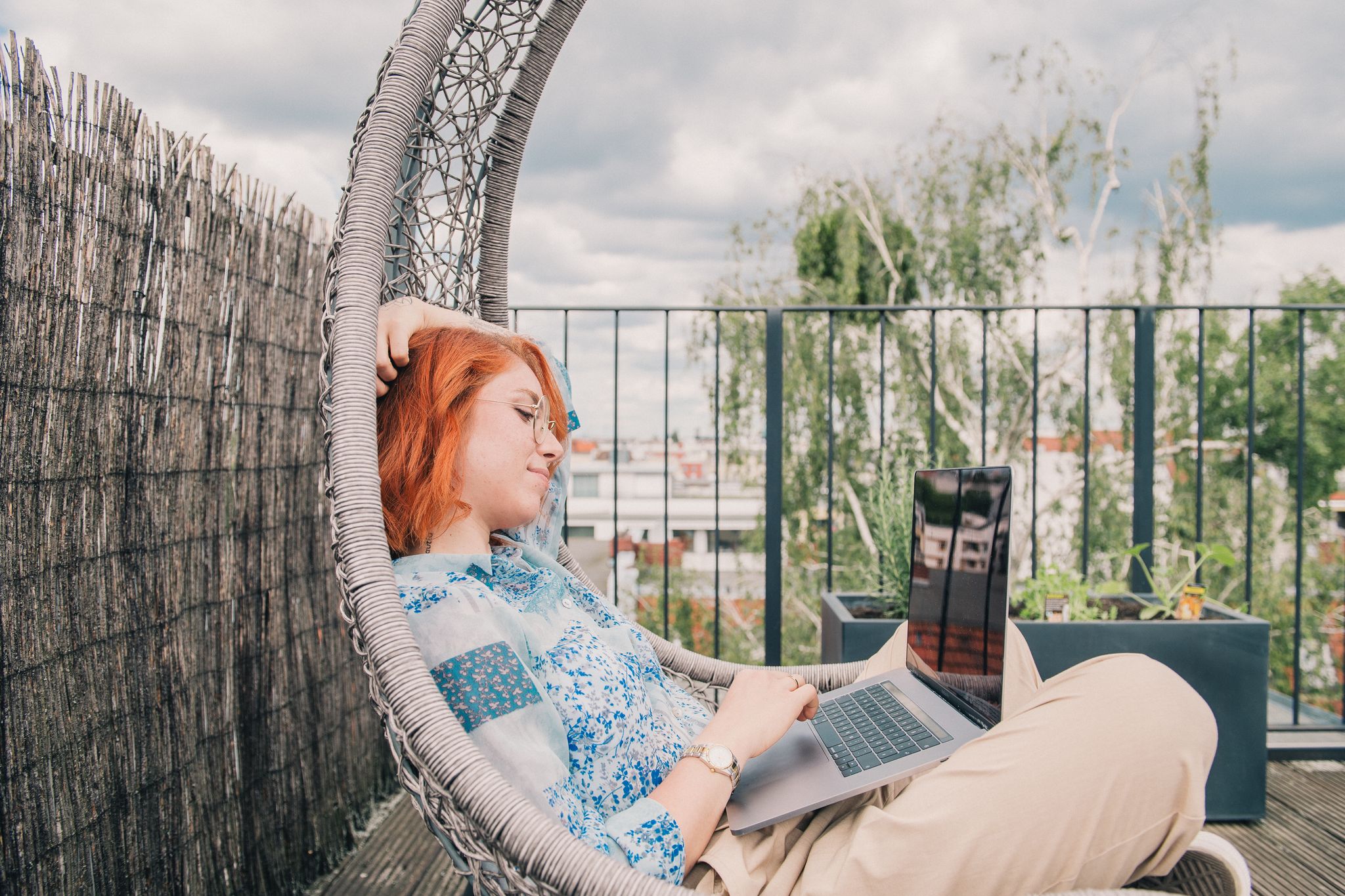 Kundenmeeting auf der Dachterrasse des Hotels: Workation kann klappen, bedarf aber einer guten Vorbereitung.