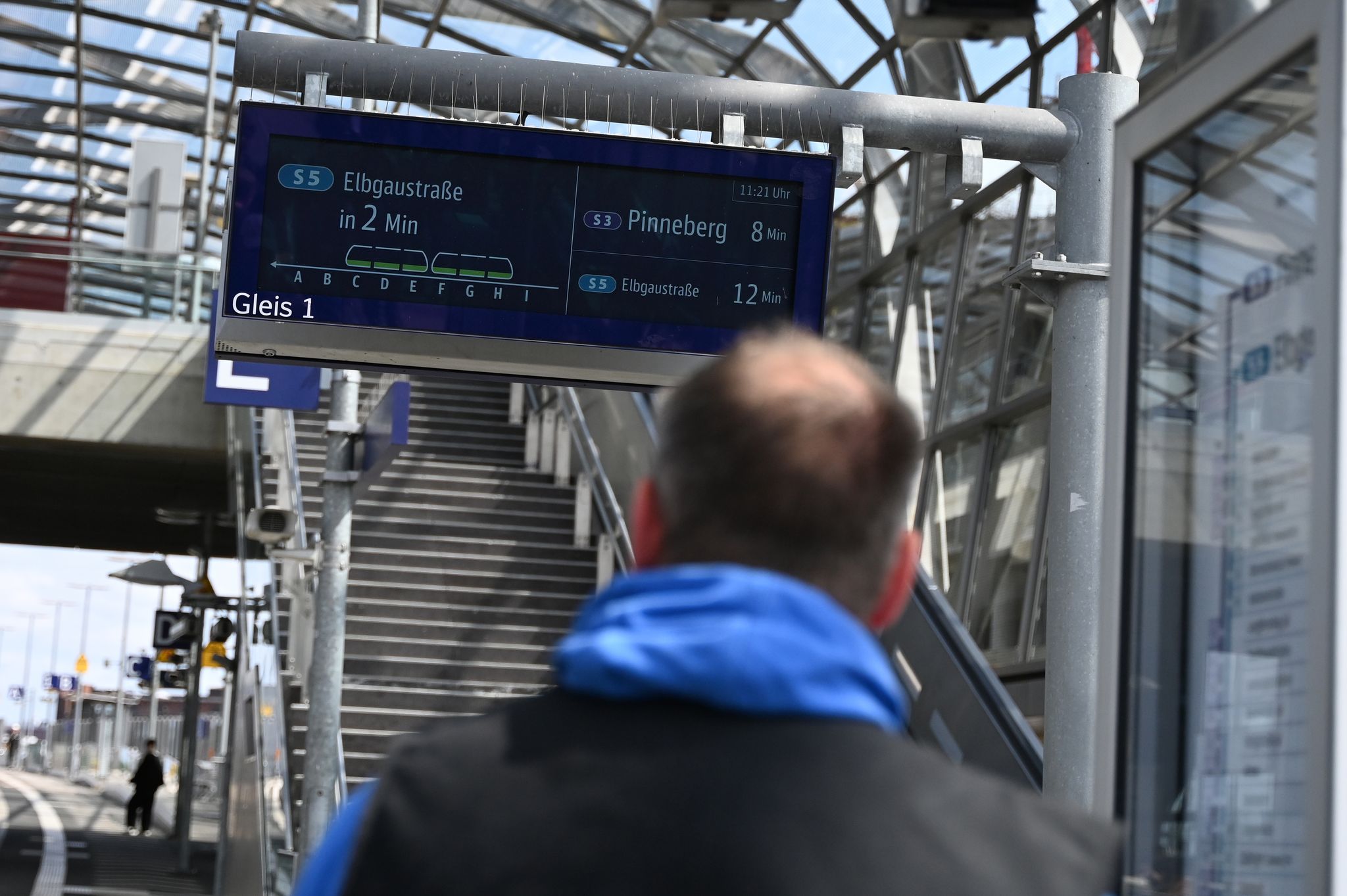 Eine Anzeige an einer Hamburger S-Bahnstation zeigt die Auslastung einer einfahrenden Bahn an.