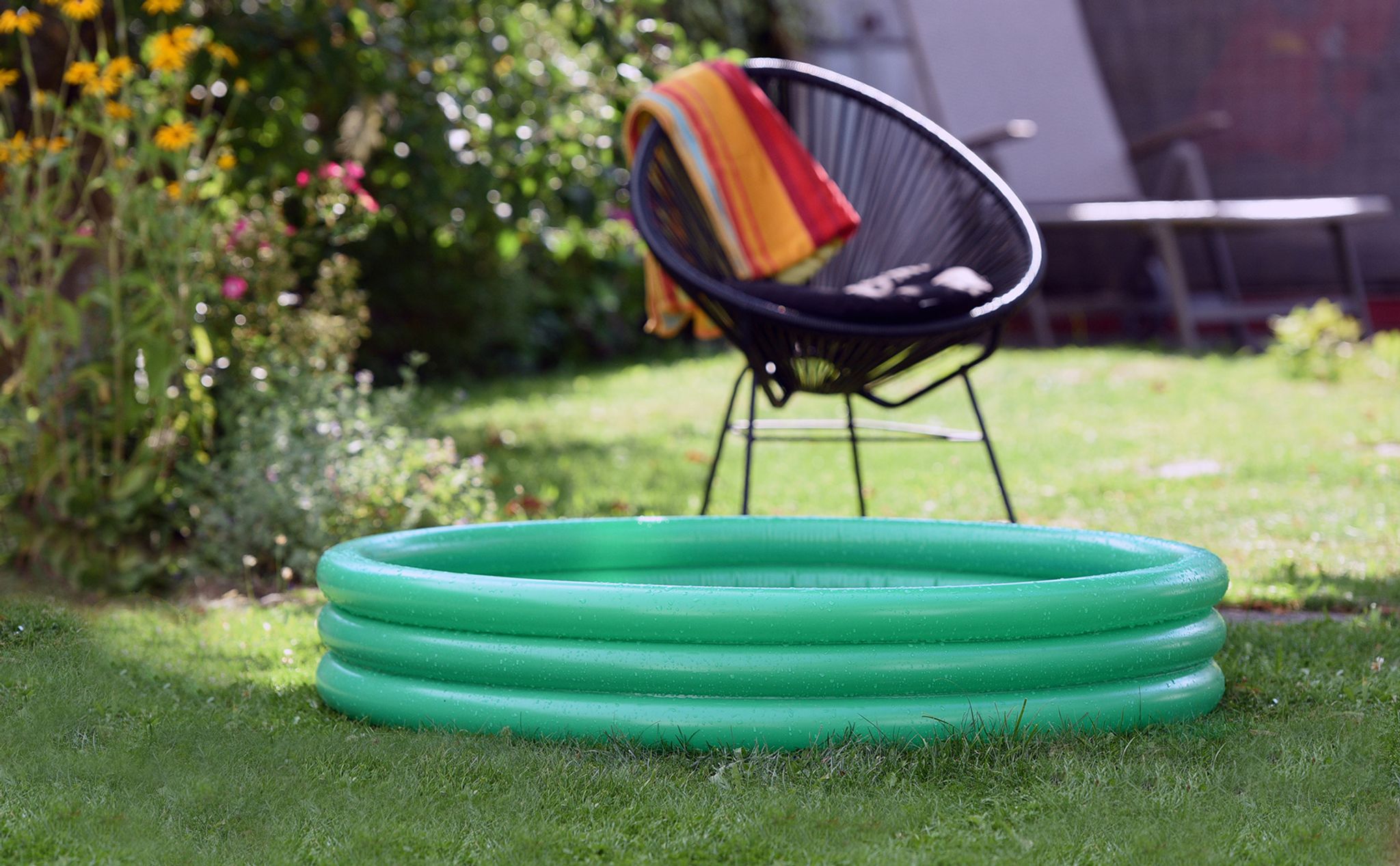 Hitze im Sommer, da ist eine nasse Abkühlung Gold wert. Oft tut es schon ein kleines Planschbecken.