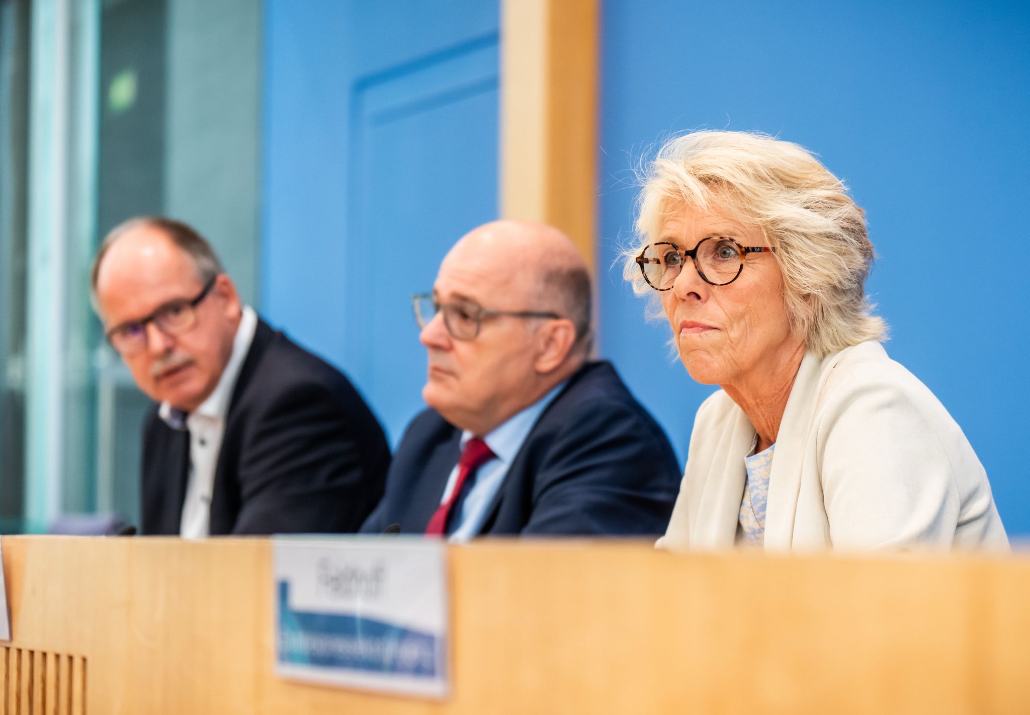 Kommissionschefin Christiane Schönefeld, Arbeitgeber-Verhandlungsführer Steffen Kampeter (M) und Gewerkschaftsverhandlungsführer Stefan Körzell sind sich einig beim Mindestlohn.