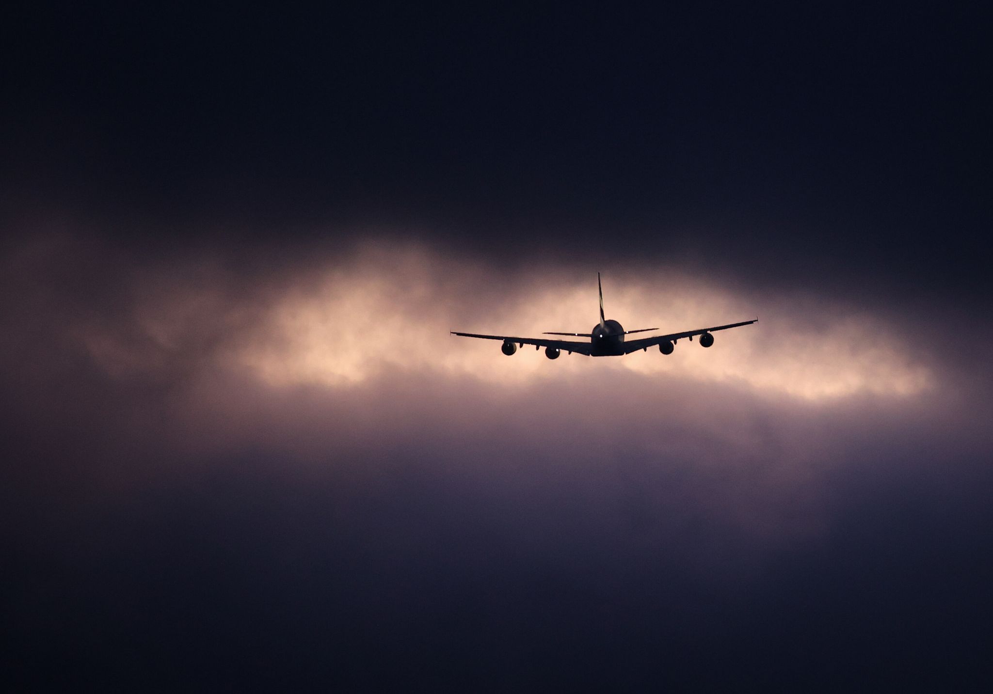 Turbulenzen entstehen aus verschiedenen Gründen: Jetstreams, Gewitter oder Gebirge können sie auslösen.
