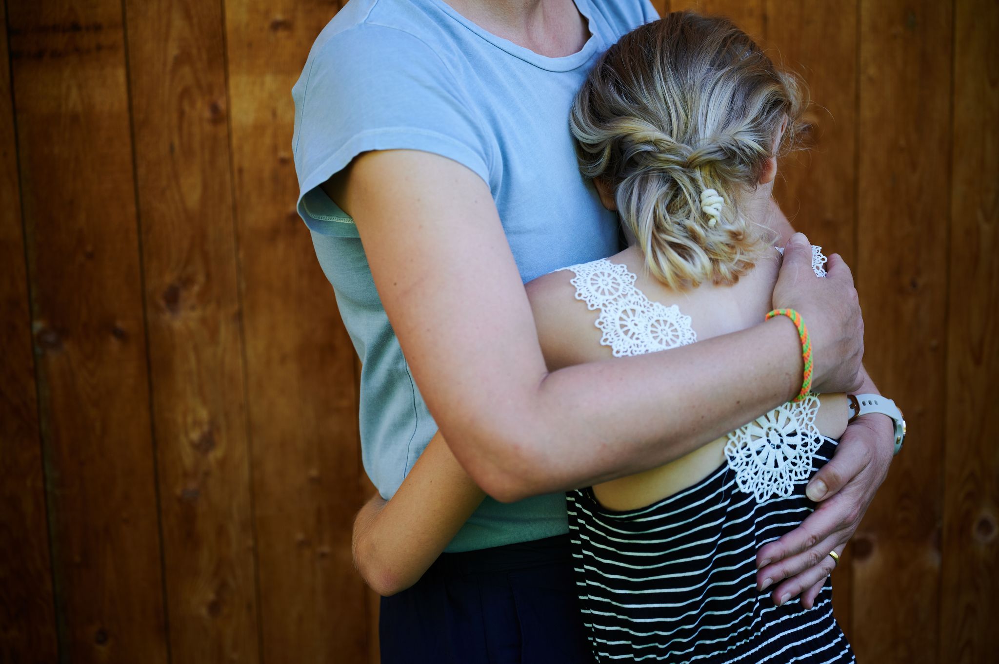 Bei den Fakten bleiben, Gefühle zulassen und auch mal keine Antwort haben - so sprechen Eltern am besten mit ihren Kindern über Ereignisse wie den Amoklauf von Graz.
