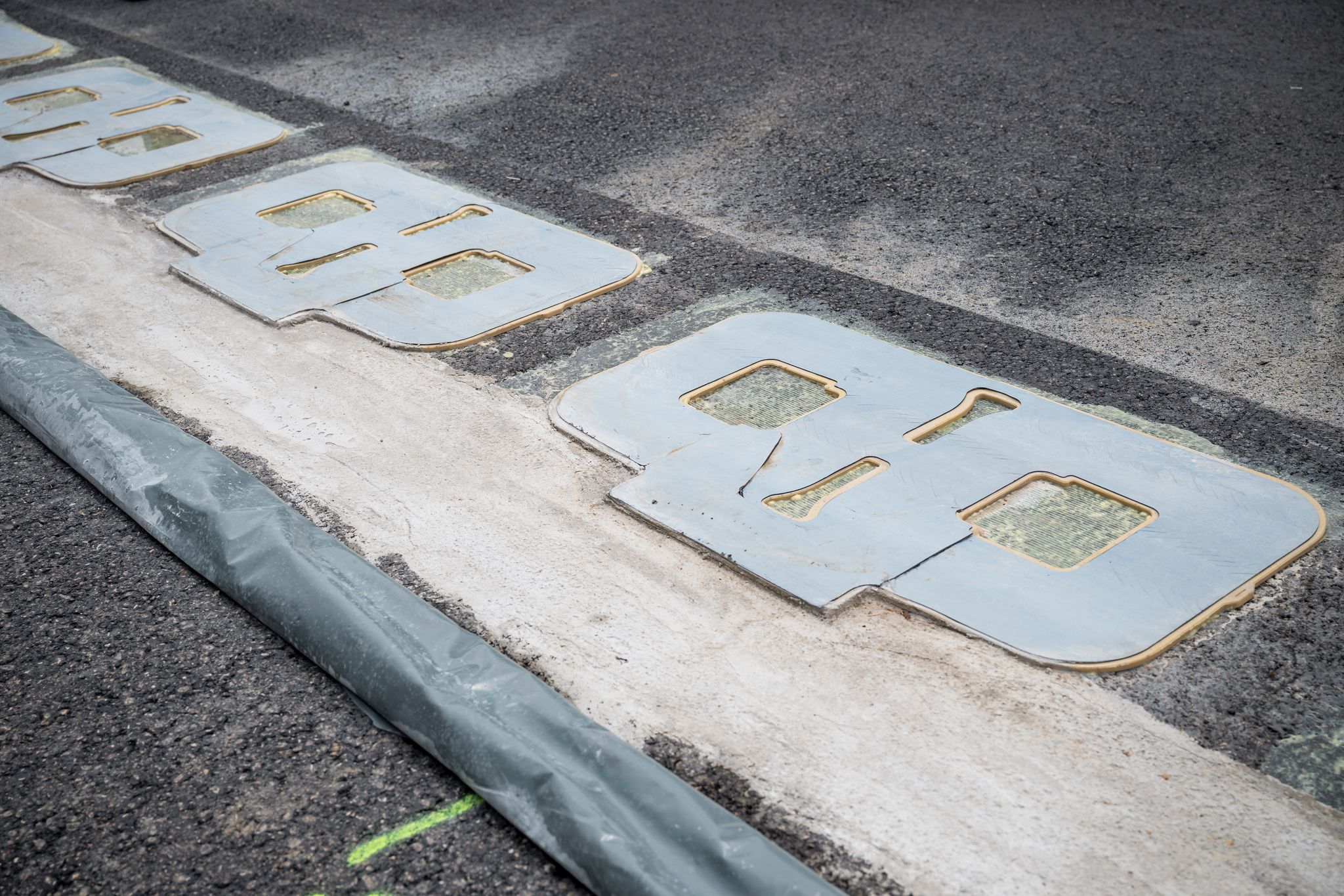 Ladespulen für Elektroautos auf der Autobahn. Die Autobahn GmbH des Bundes testet eine israelische Technologie.