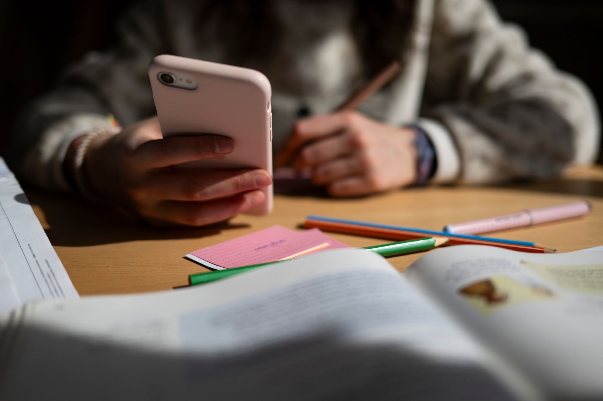 Einer neuen Umfrage zufolge gibt es eine breite Mehrheit für Einschränkungen der Nutzung von privaten Handys an Schulen.