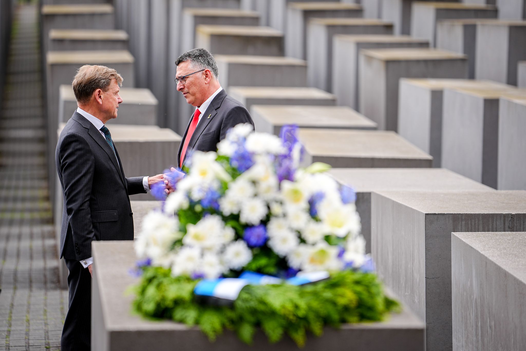Außenminister Johann Wadephul legt am Holocaust-Mahnmal in Berlin gemeinsam mit seinem israelischen Amtskollegen Gideon Saar einen Kranz nieder.