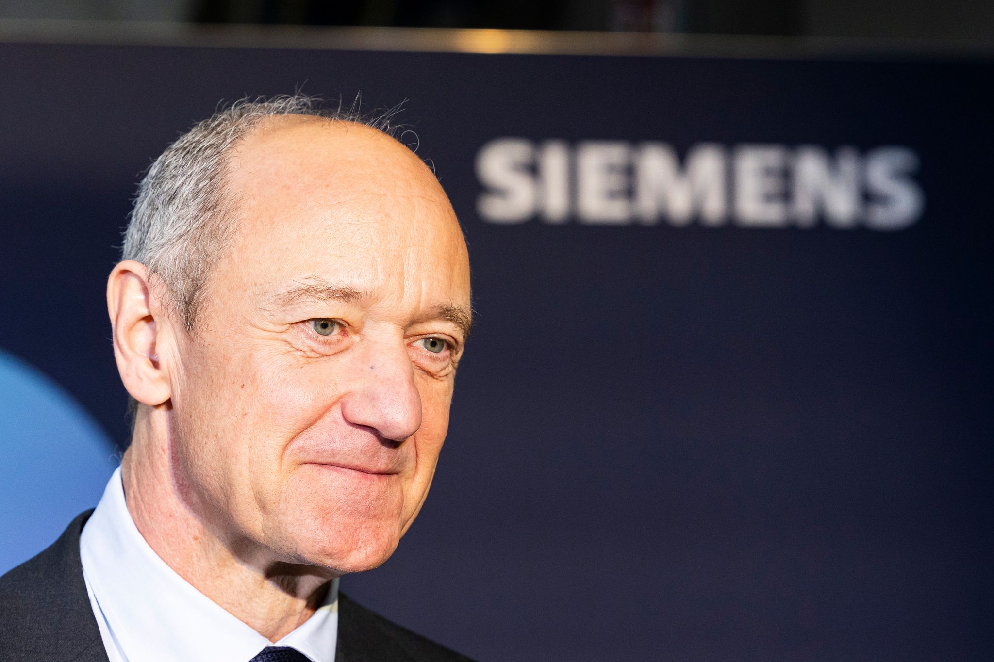 Siemens-Vorstandschef Roland Busch. Der Münchner Konzern wird von den Streitigkeiten der US-Regierung mit China in Mitleidenschaft gezogen. (Archivbild)
