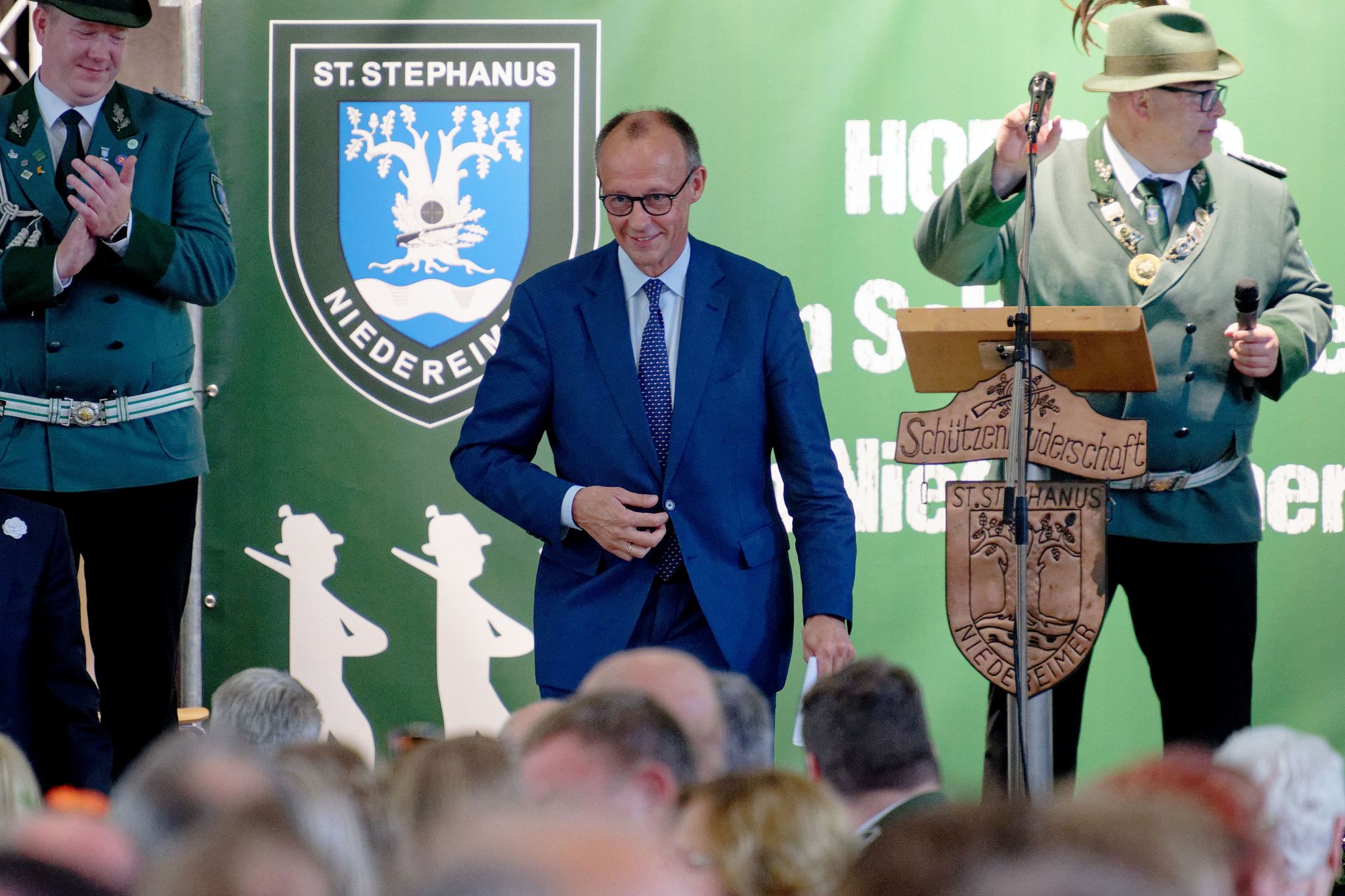 Friedrich Merz ist Mitglied im Schützenverein und am Sonntag besonderer Gast beim diesjährigen Schützenfest in Arnsberg-Niedereimer.