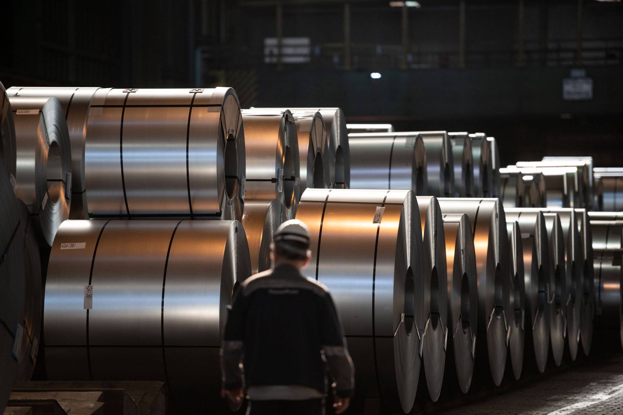 IG Metall und das Management der Thyssenkrupp-Stahlsparte haben sich nach langen Verhandlungen auf einen harten Sparkurs verständigt. (Archivbild)