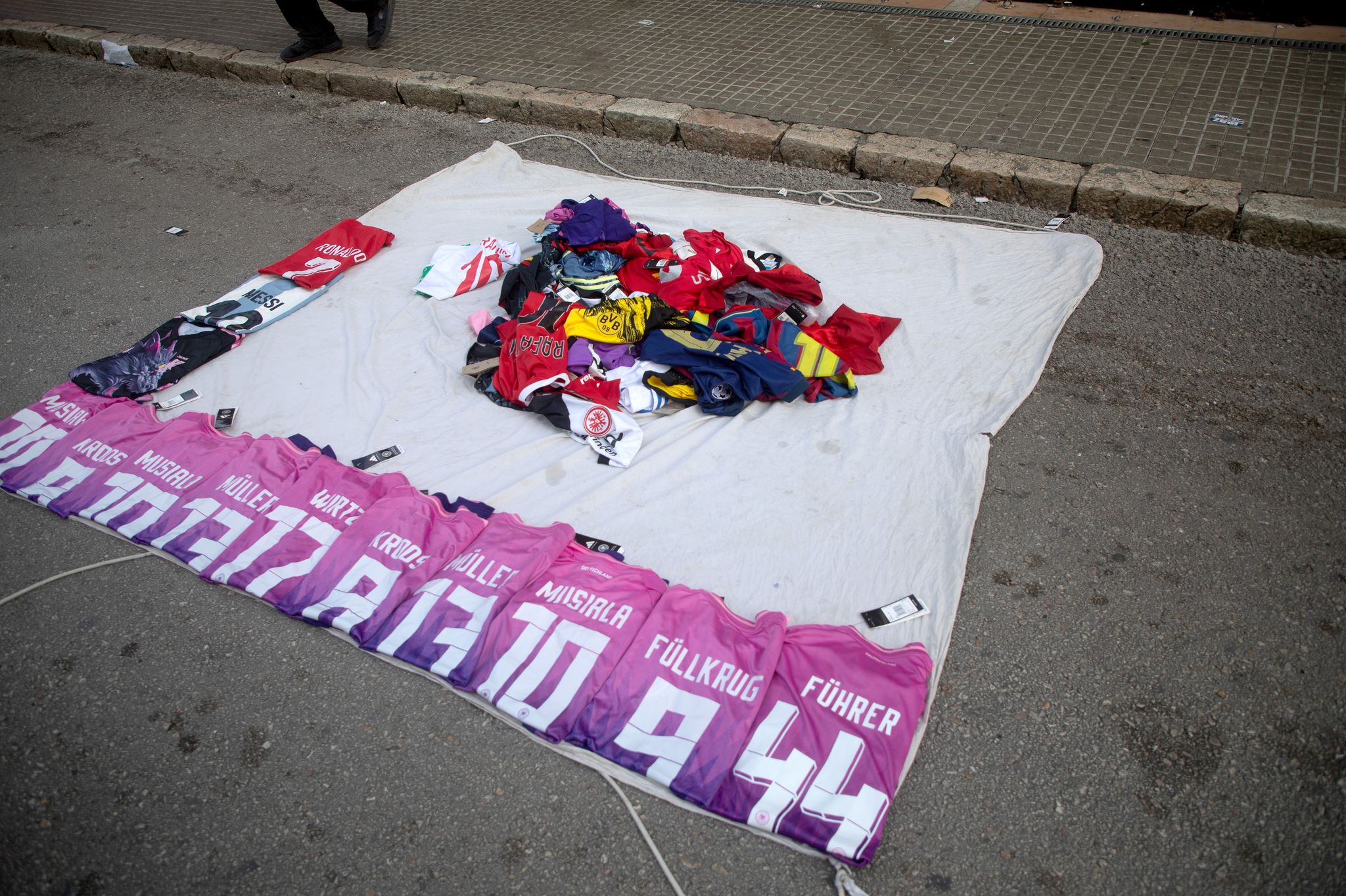 Gefälschte Trikots der deutschen Nationalmannschaft - unter anderem eines mit Nazisymbol und dem Schriftzug «Führer» - bei einem Straßenhändler in Mallorca (Symbolbilld)