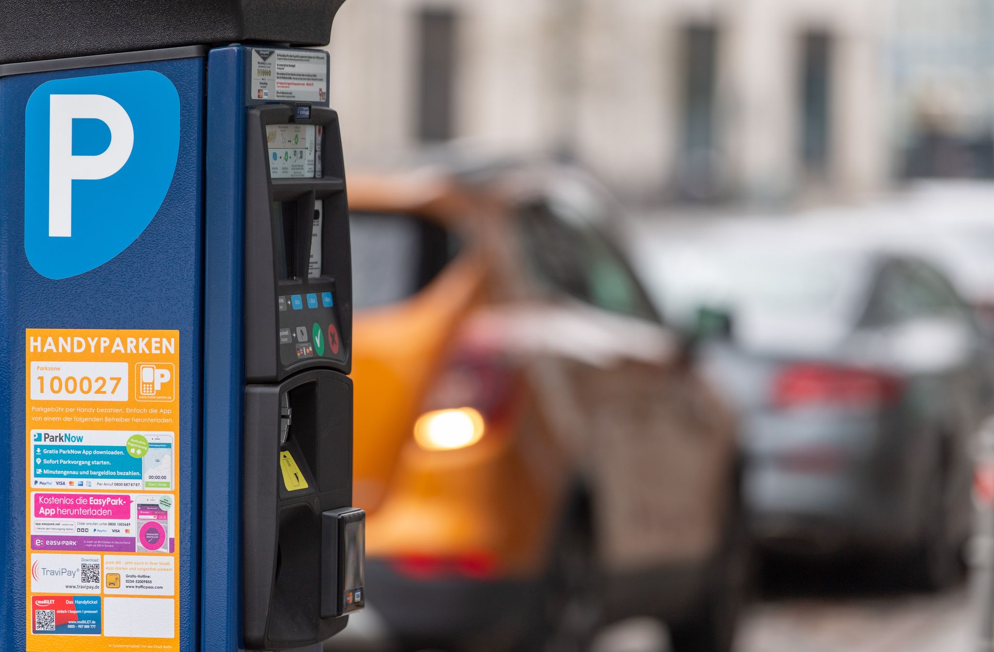 Vorsicht vor gefälschte QR-Codes an Parkscheinautomaten: Die könnten von Betrügern dahin geklebt worden sein.
