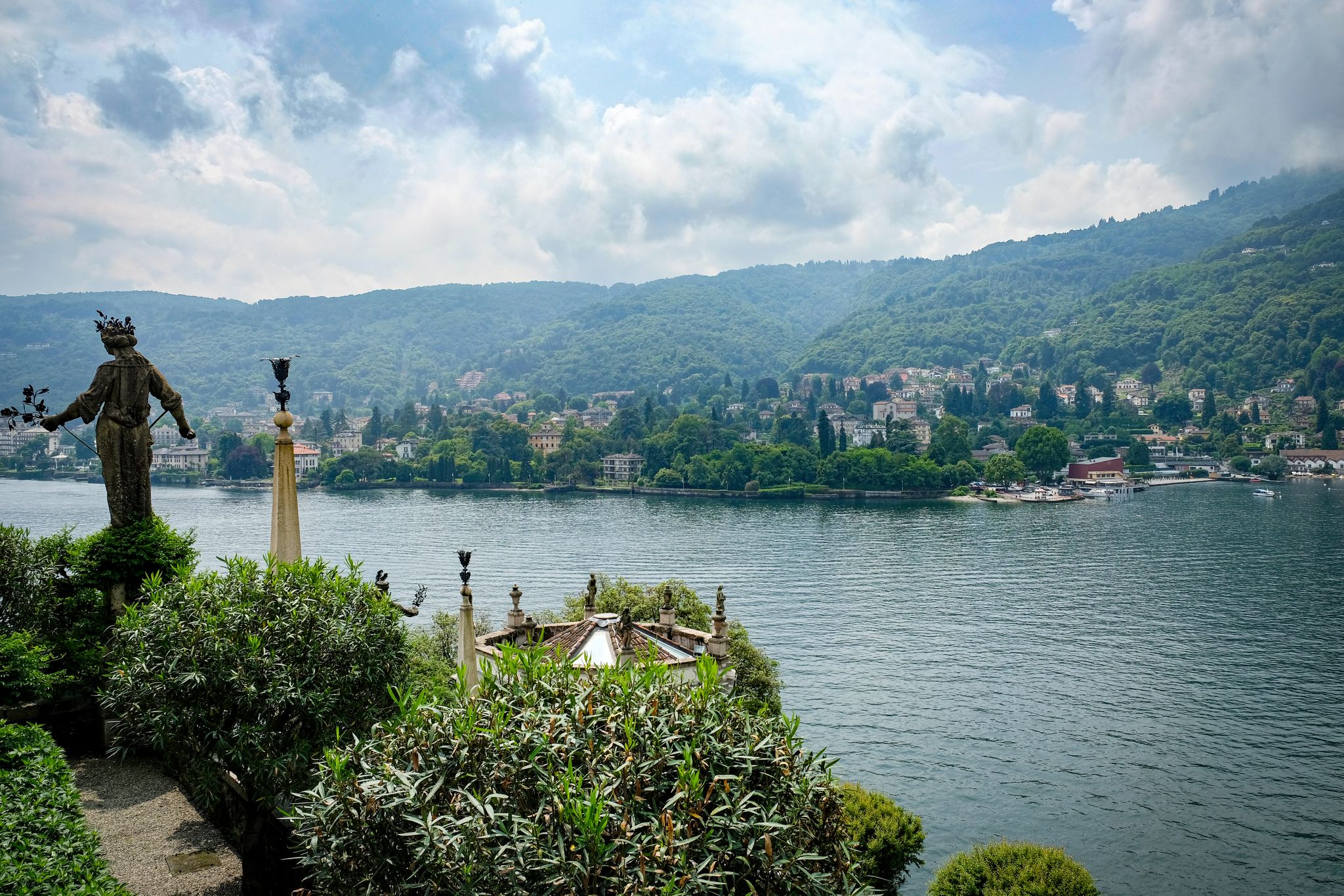 Inselperspektive: Blick von der Stufenpyramide der Isola Bella über See und Ufer.