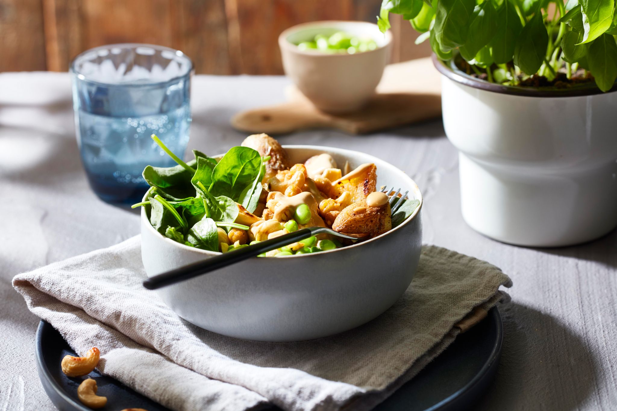 Punktet mit Proteinen: Die Kartoffel-Fitness-Bowl mit Cashewkernen und Kichererbsen ist vielseitig und einfach zubereitet.