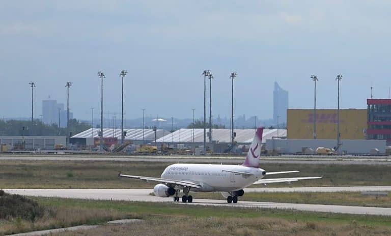 Foto: Hendrik Schmidt/dpa Flugzeug rollt über Landebahn