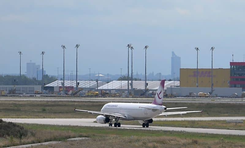 Foto: Hendrik Schmidt/dpa Flugzeug rollt über Landebahn