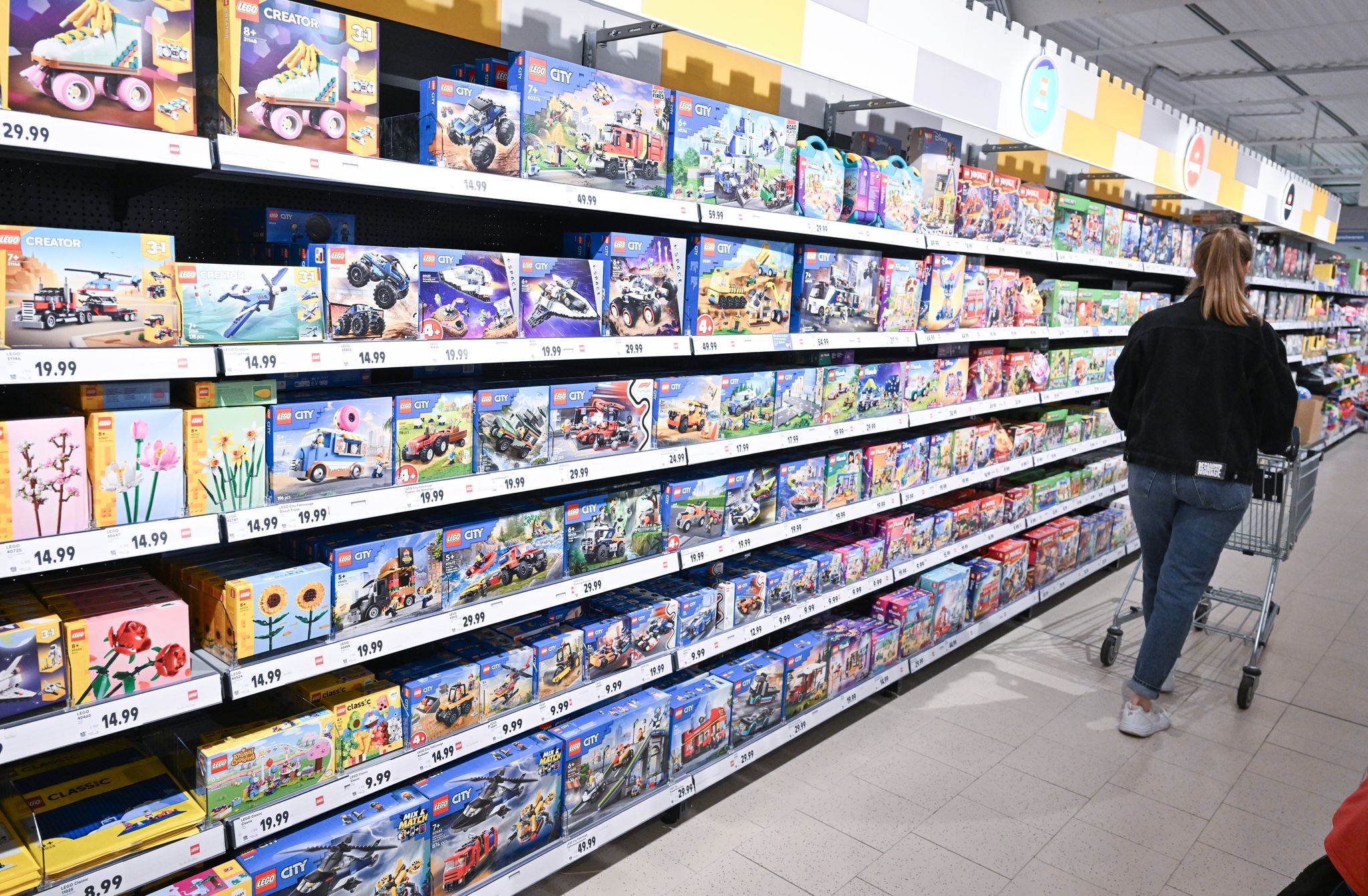 Lebensmittel sind das Hauptgeschäft von Discountern und Supermärkten. Mittlerweile haben sie aber deutlich mehr im Sortiment. (Archivbild)