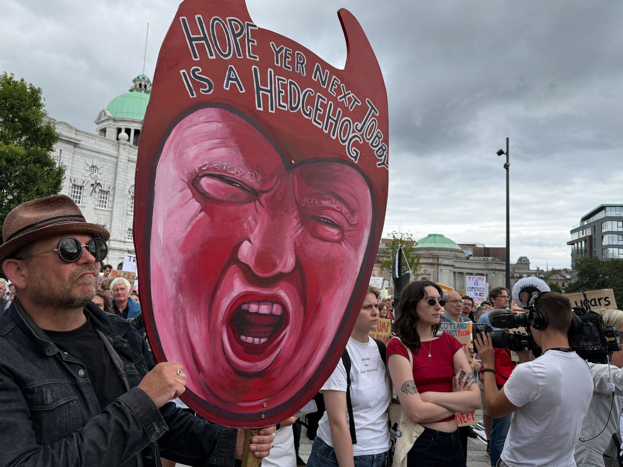Zahlreiche Menschen protestieren gegen Donald Trump