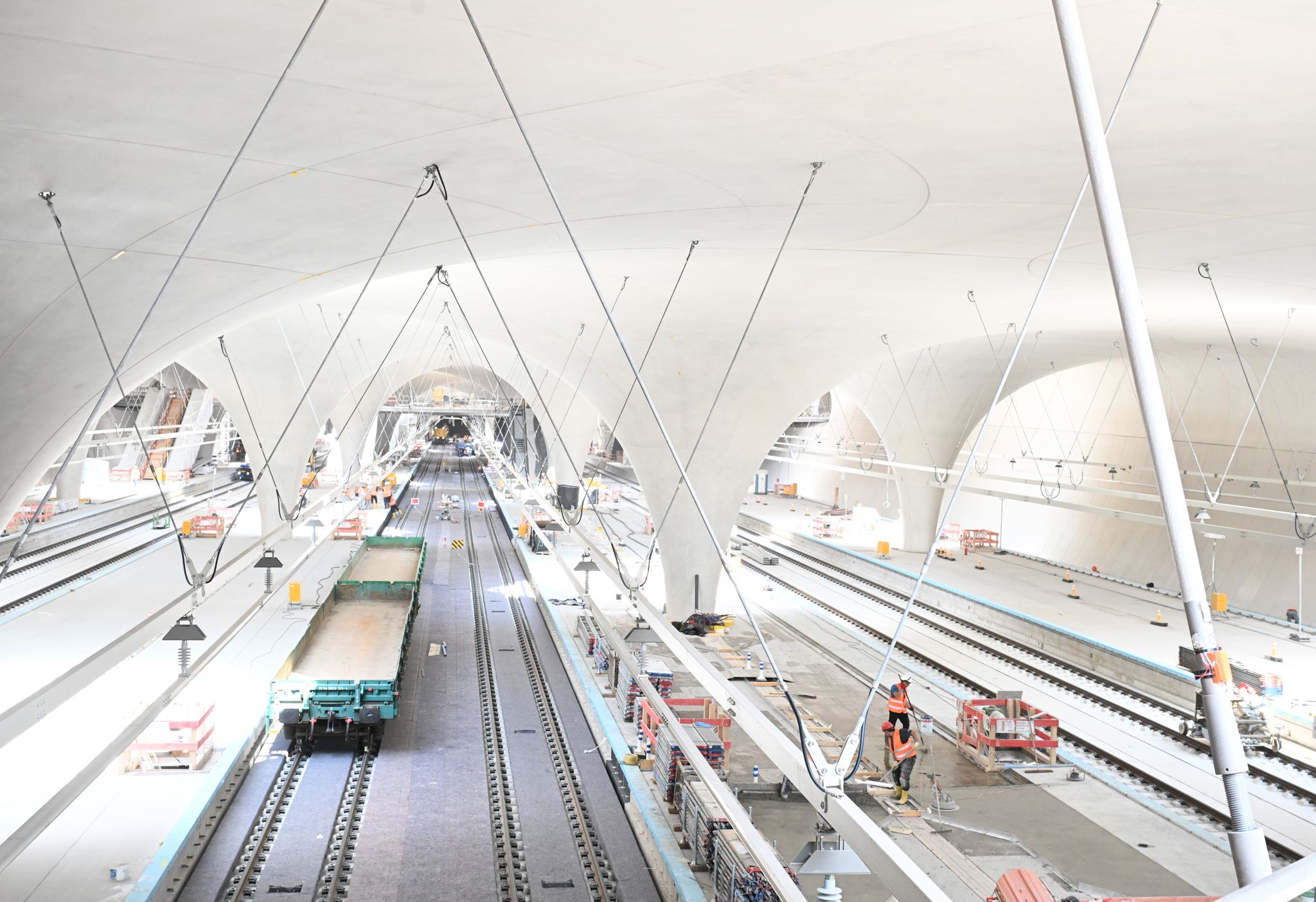 Ab Dezember 2026 sollen Züge des Fernverkehrs zum größten Teil im neuen Stuttgarter Tiefbahnhof enden. Der Regionalverkehr muss laut Bahn aber noch zum Teil bis Juli 2027 in den alten Kopfbahnhof fahren. (Archivbild)
