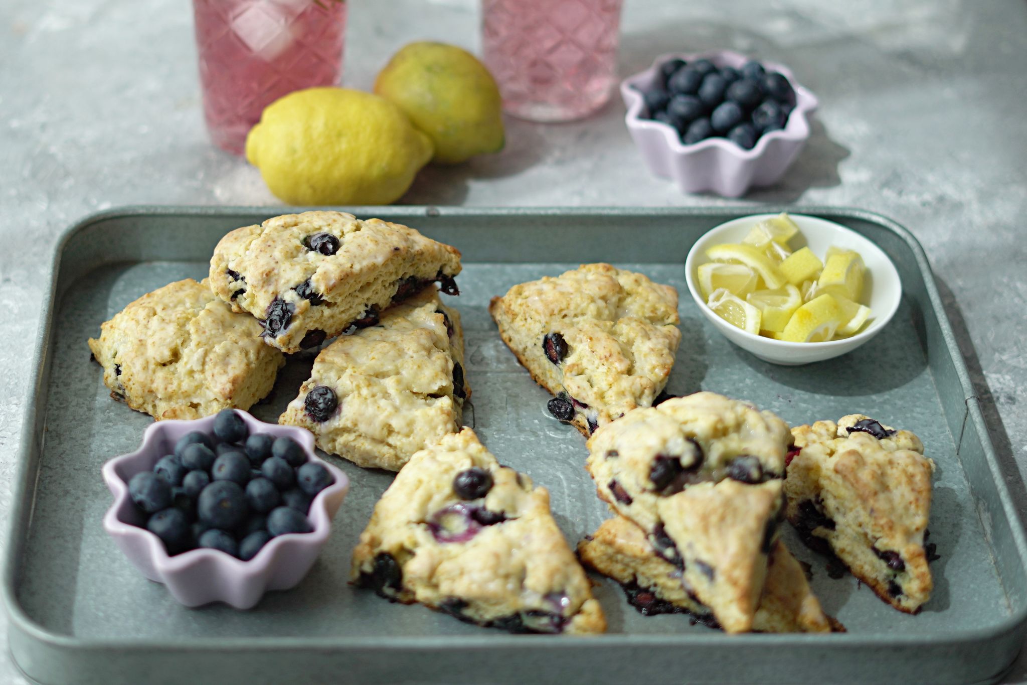 Innen fluffig, außen kross: Die Blaubeer-Scones haben die Form von handlichen Tortenstückchen.