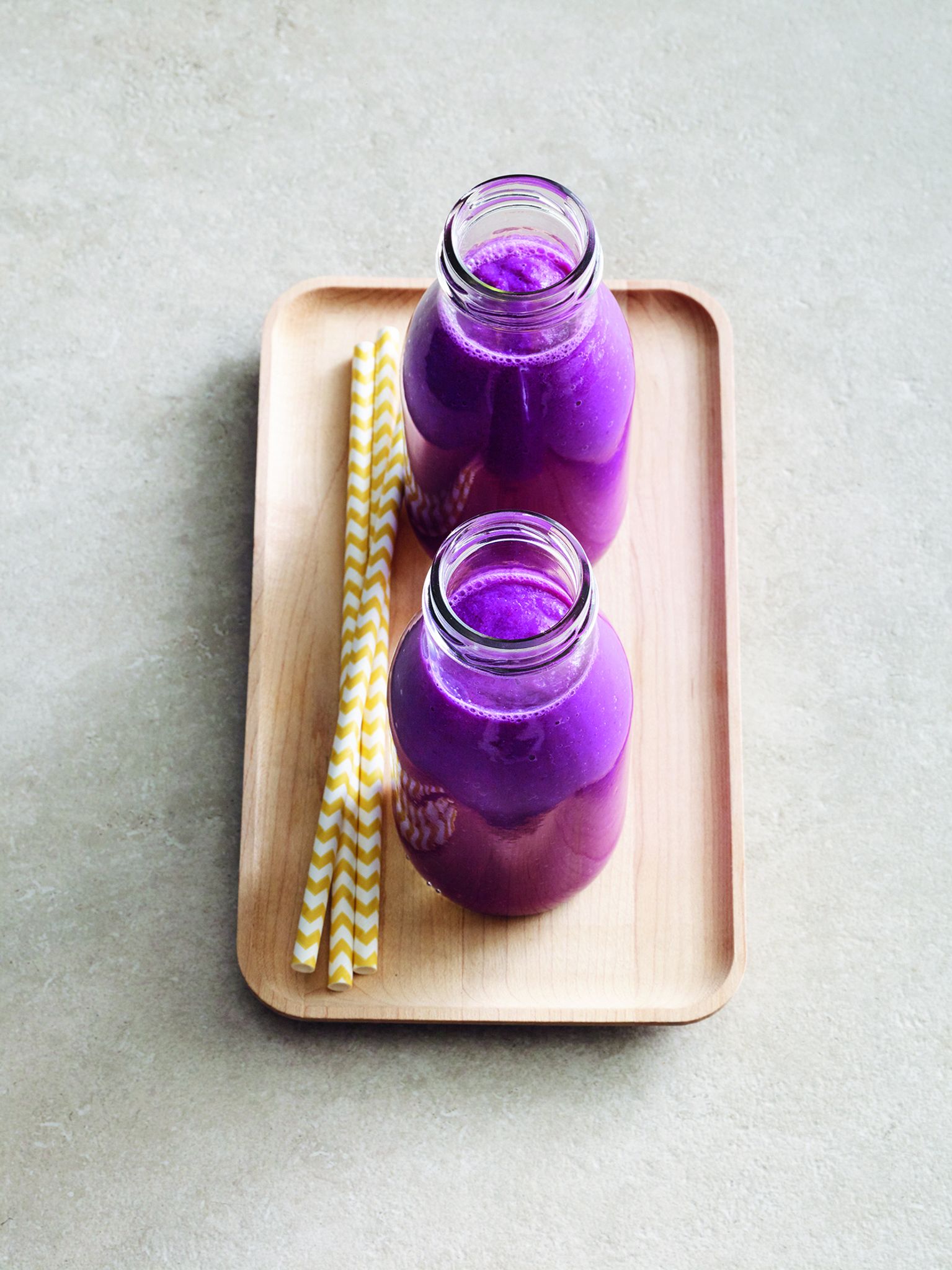 Die Farbe des lila Smoothies sieht toll aus. Zu schön um nicht künstlich zu sein? Nein. Der Mix aus Rotkohl und Clementinen ist ganz natürlich.