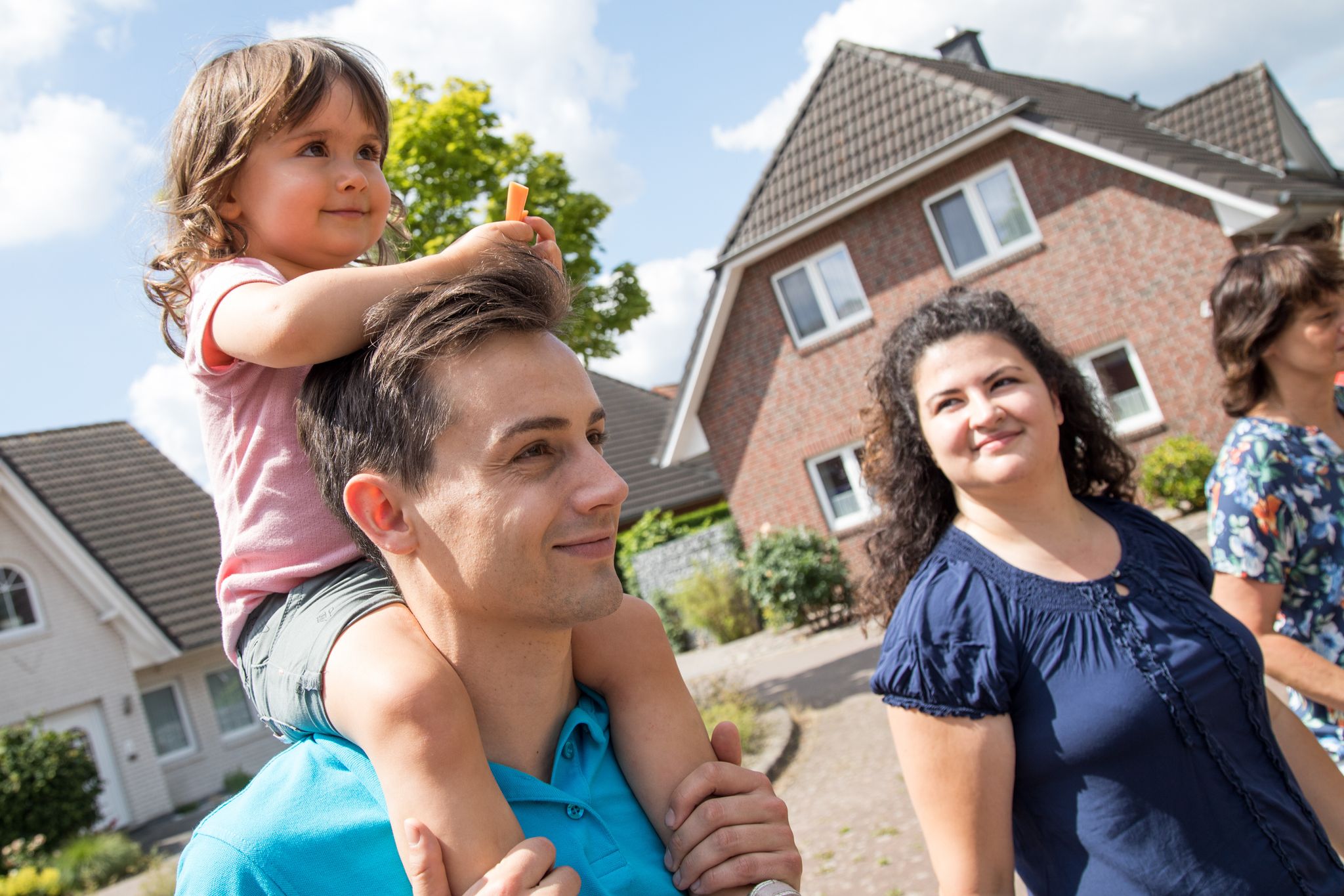 Mit Zuversicht ins Eigenheim: Wer auf der Suche nach den eigenen vier Wänden ist, sollte genau wissen, wie viel Finanzierung möglich ist.