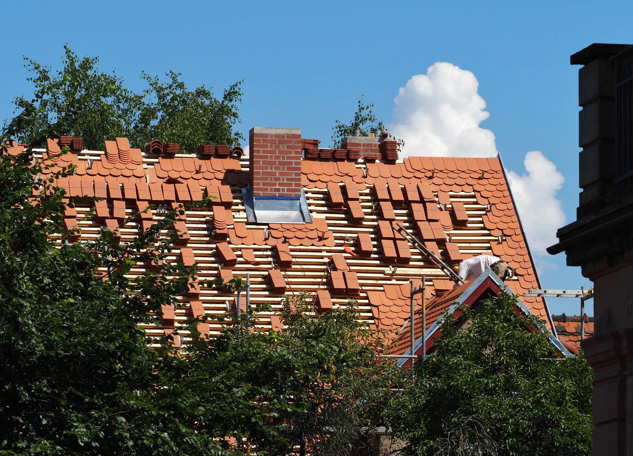 Für den klimagerechten Umbau aller deutschen Wohnimmobilien wären laut einer Studie rund 1,4 Billionen Euro nötig. (Archivbild)