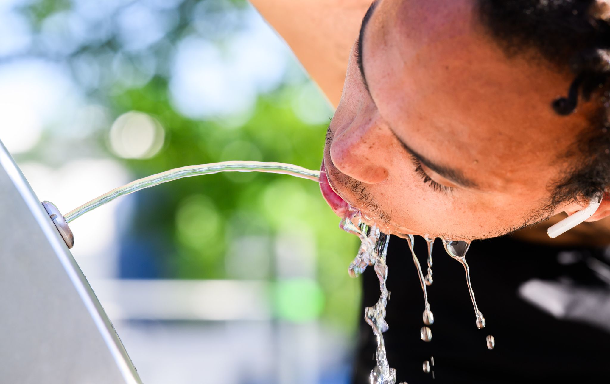 Viel trinken! Das ist an heißen Sommertagen und auch nach dem Sporttreiben besonders wichtig.
