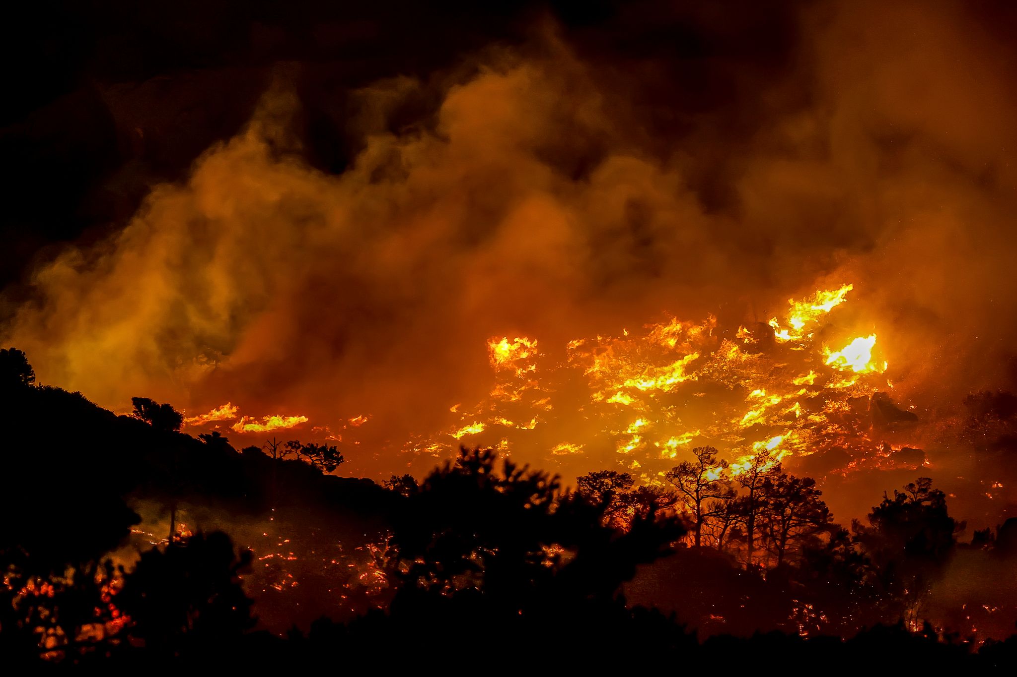 Ein Feuer brennt in der Gegend von Ahlia in der Nähe der Hafenstadt Ierapetra an der Südküste der Insel Kreta, was laut Behörden die Evakuierung von Dörfern und Hotels in der Region zur Folge hat.
