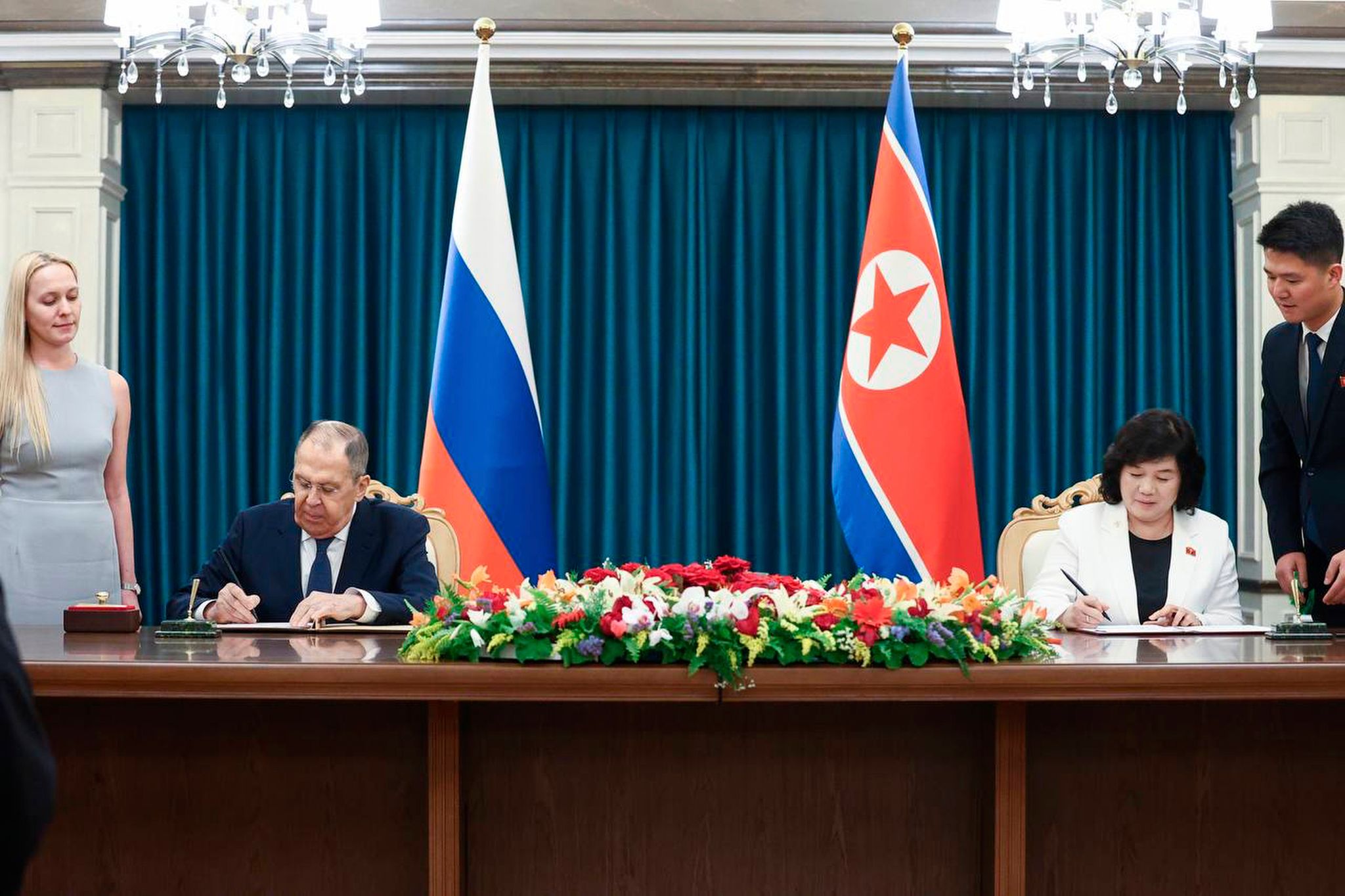 Der russische Außenminister Sergej Lawrow besucht die nordkoreanische Küstenstadt Wonsan, wo er unter anderem Gespräche mit seiner Amtskollegin Choe Son Hui geführt hat.
