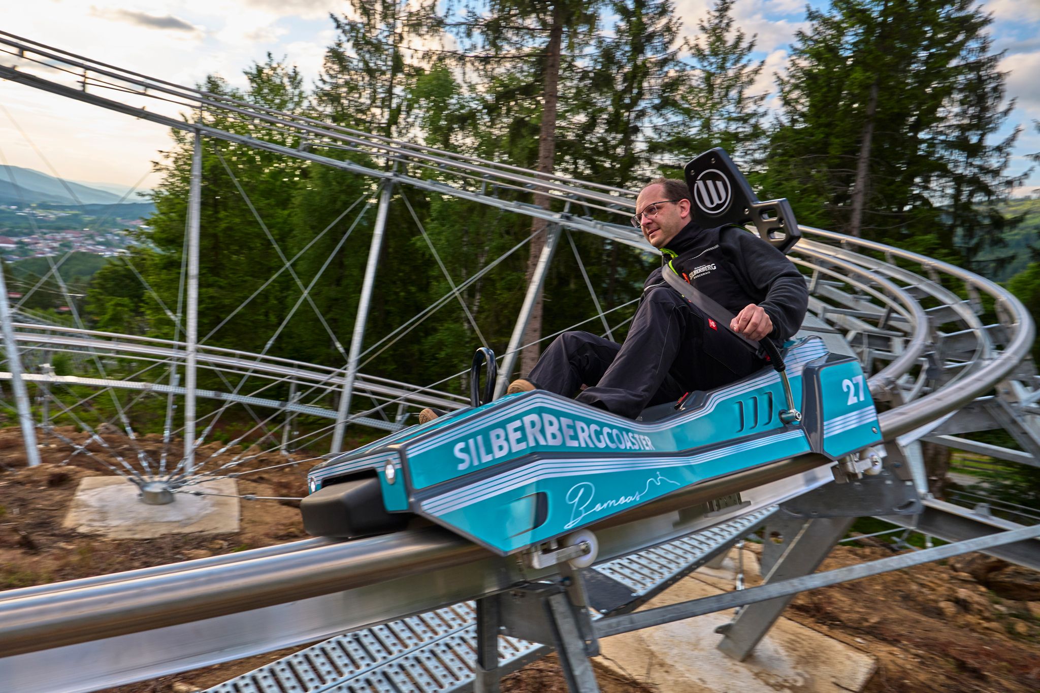 Mit der neuen Allwetterrodelbahn «Silberberg Coaster» geht es mit bis zu 40 km/h rund 800 Meter lang durch die Baumkronen.