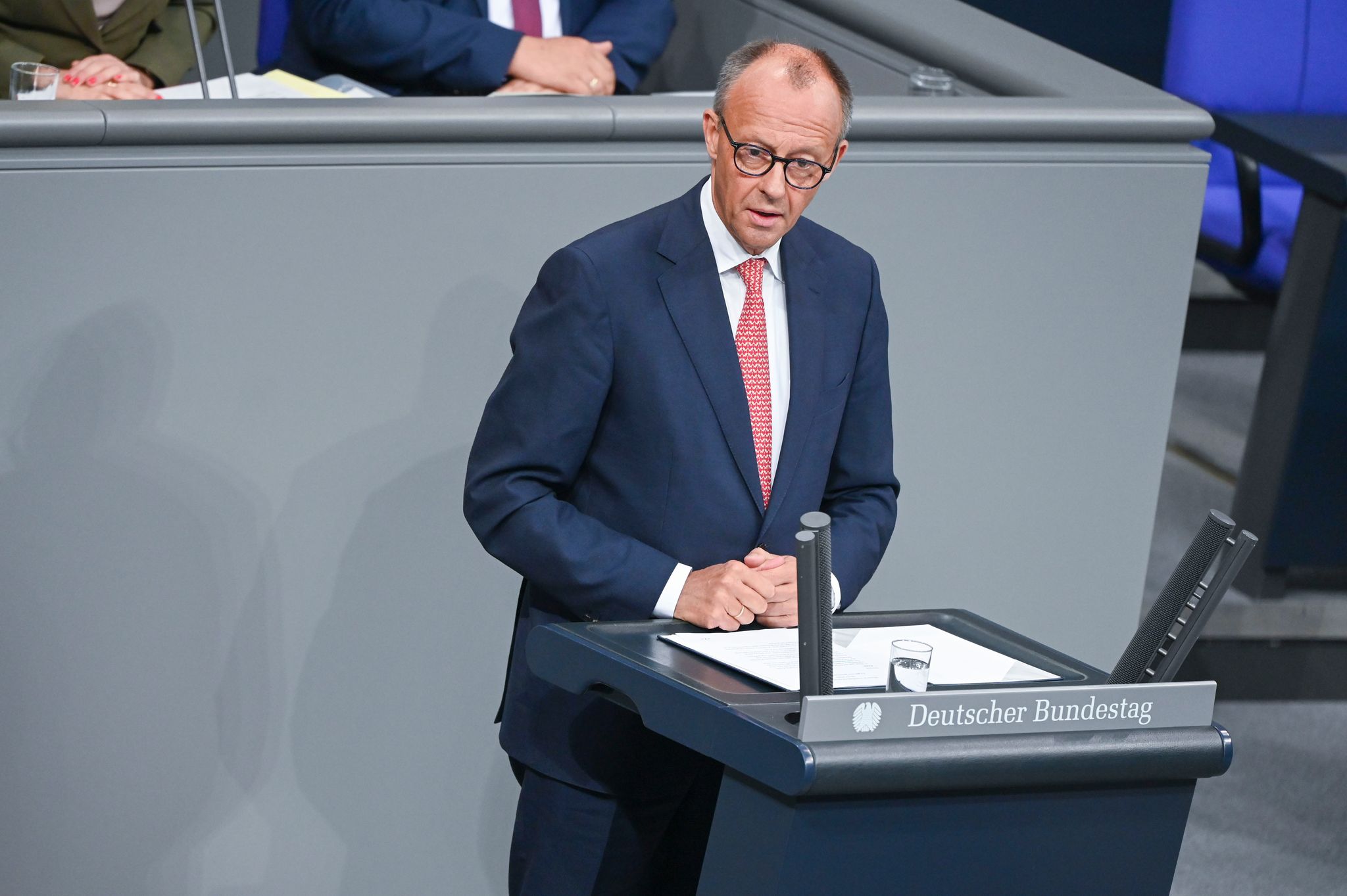 Merz weist Vorwürfe von Weidel scharf zurück.