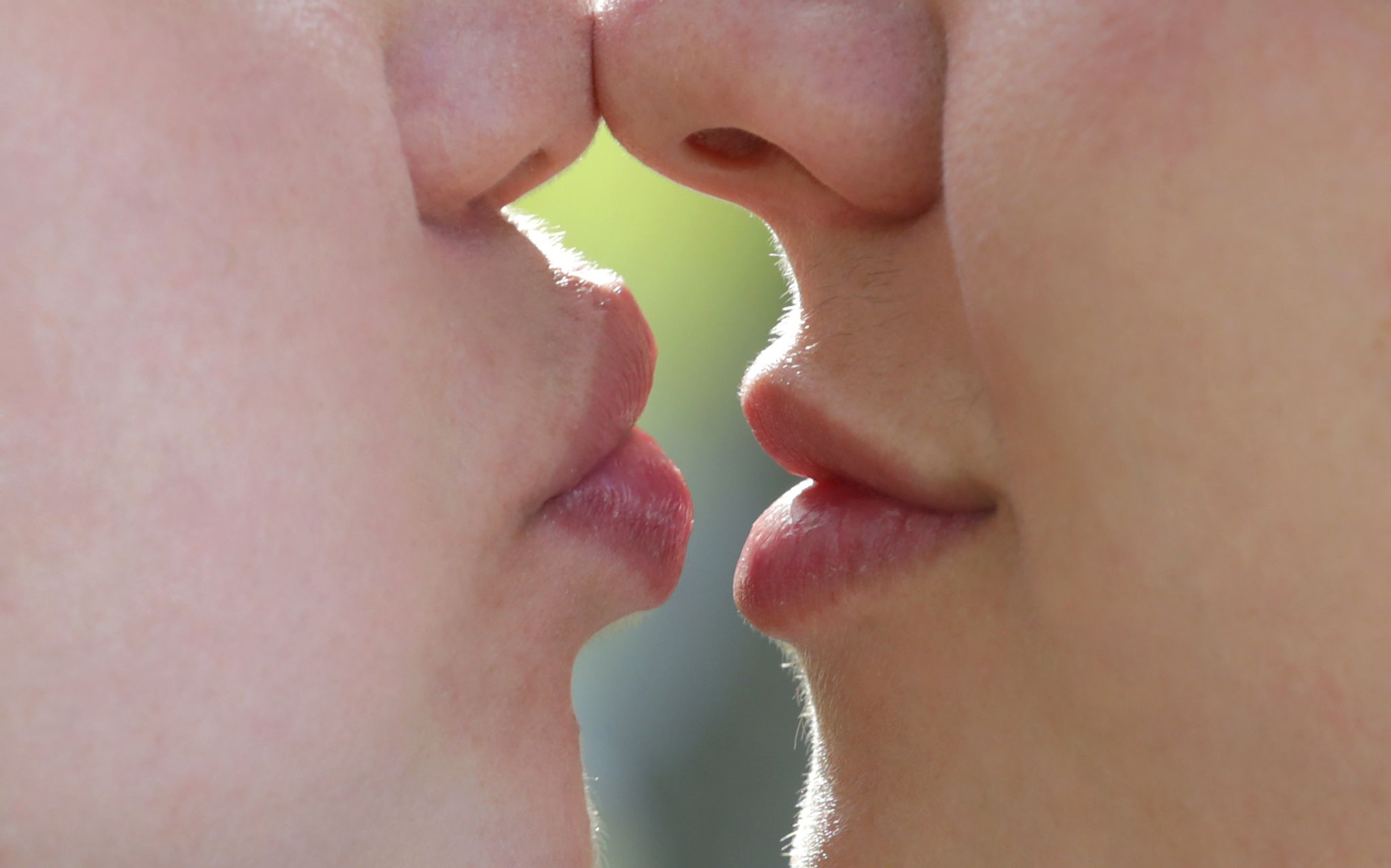 Küsst es sich mit aufgespritzten Lippen anders? Fachleute halten das für wahrscheinlich, wenn die Lippen stark vergrößert sind.