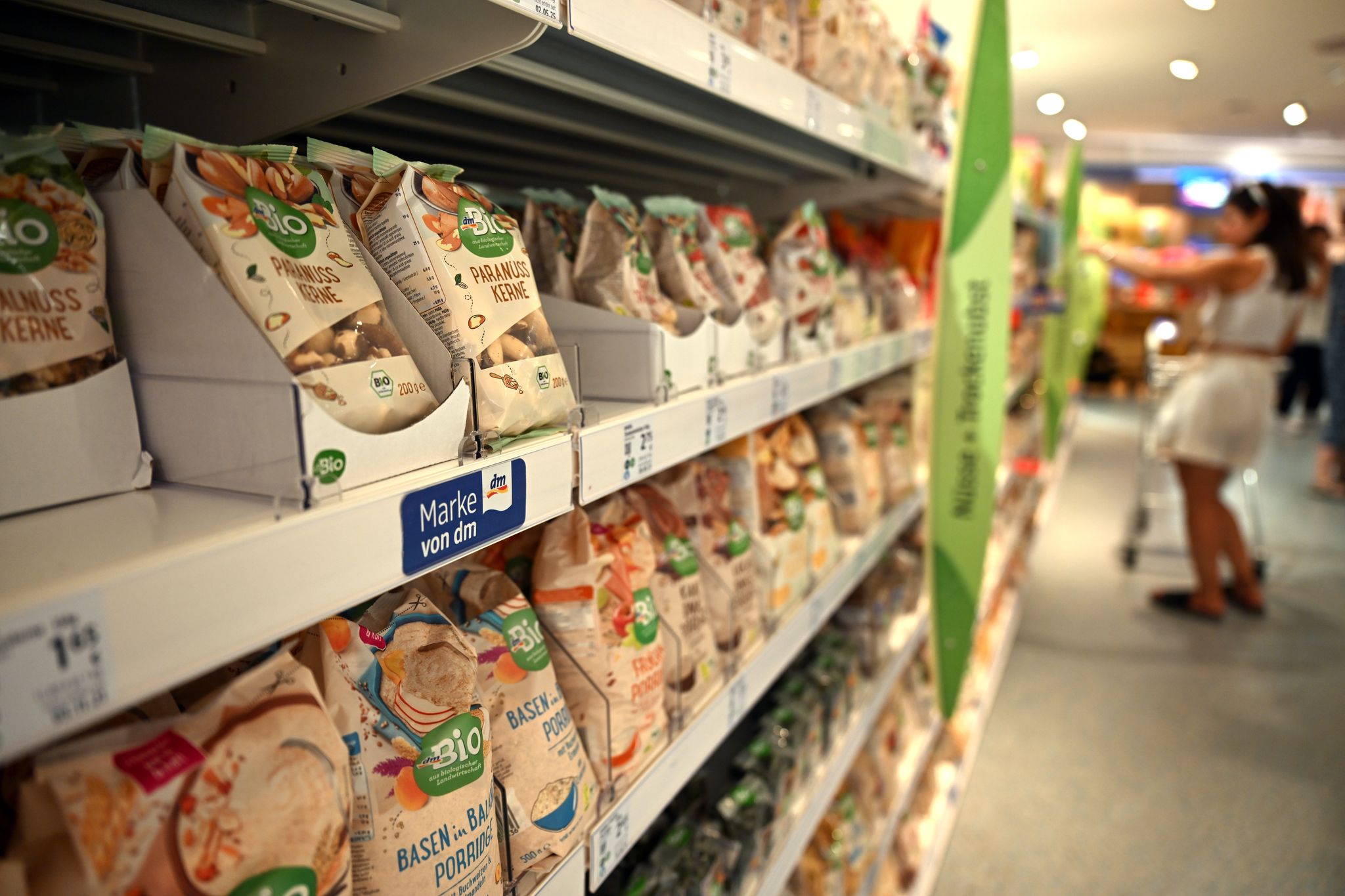 Drogerie-Kunden finden in den Märkten eine immer größere Auswahl vor.