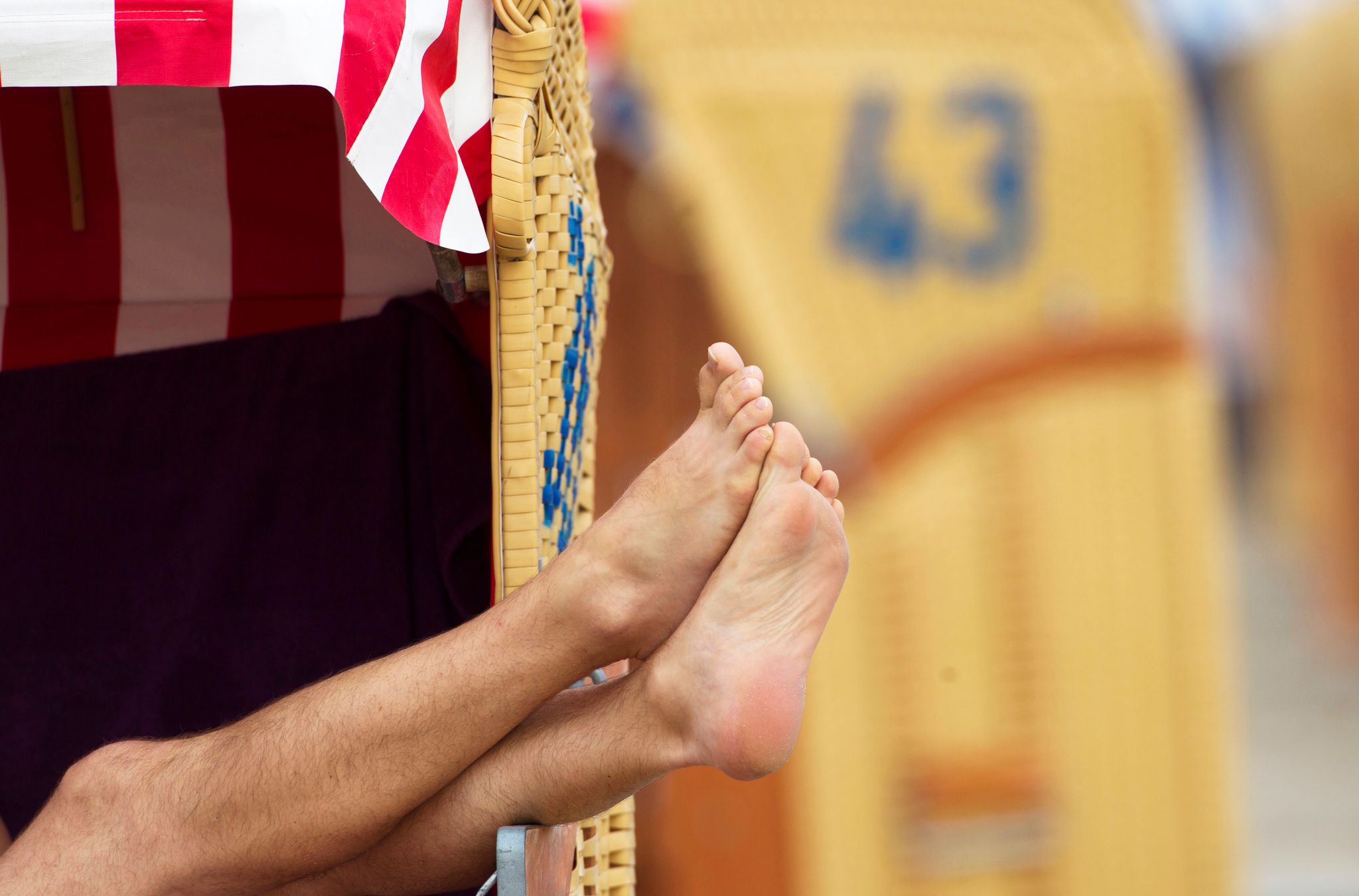 Endlich mal die Füße hochlegen: Selbstständige und Freiberufler müssen oft viel organisieren, bevor sie sich in eine Auszeit verabschieden können.