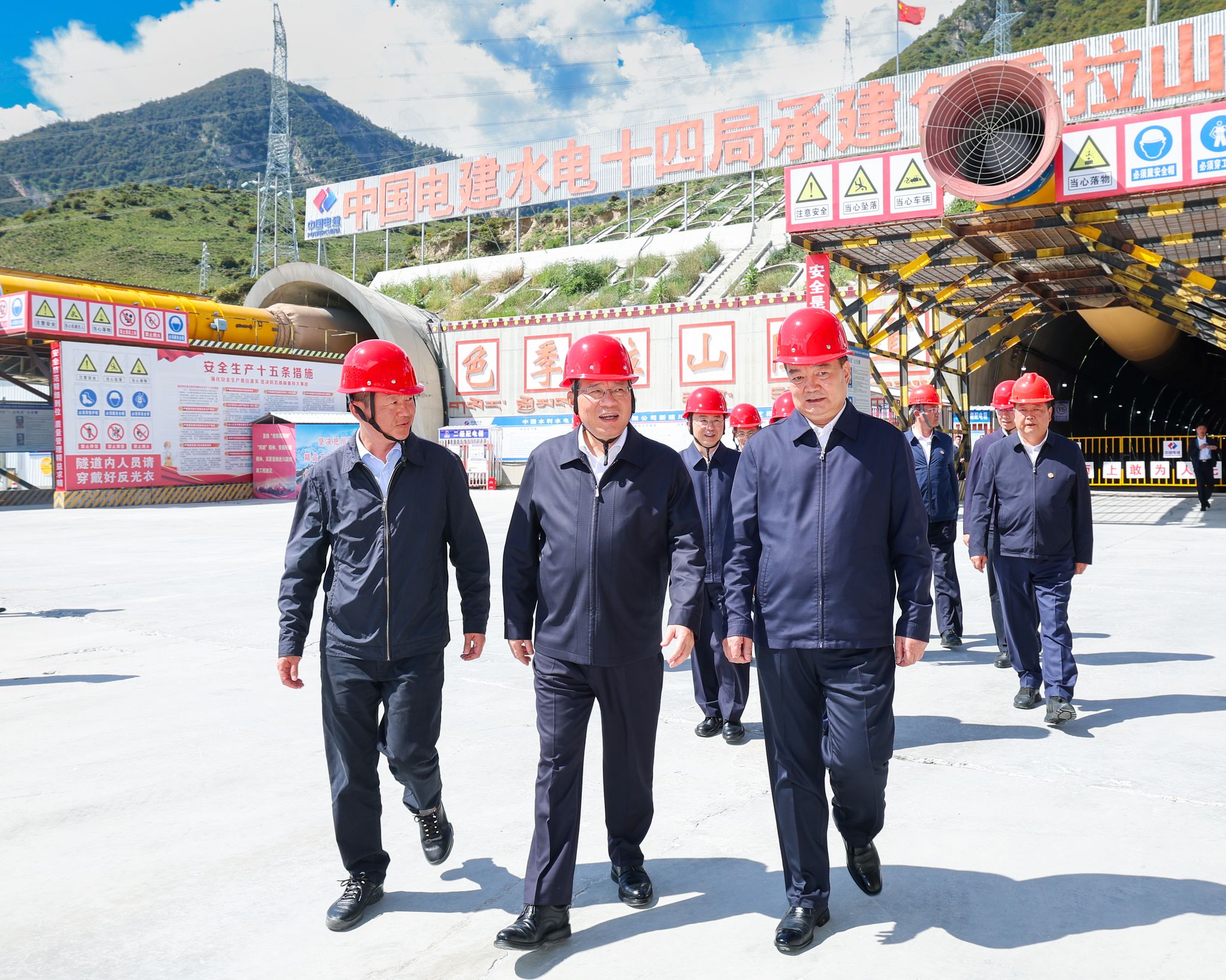 Chinas Ministerpräsident Li besuchte in Tibet auch andere Großbauprojekte.