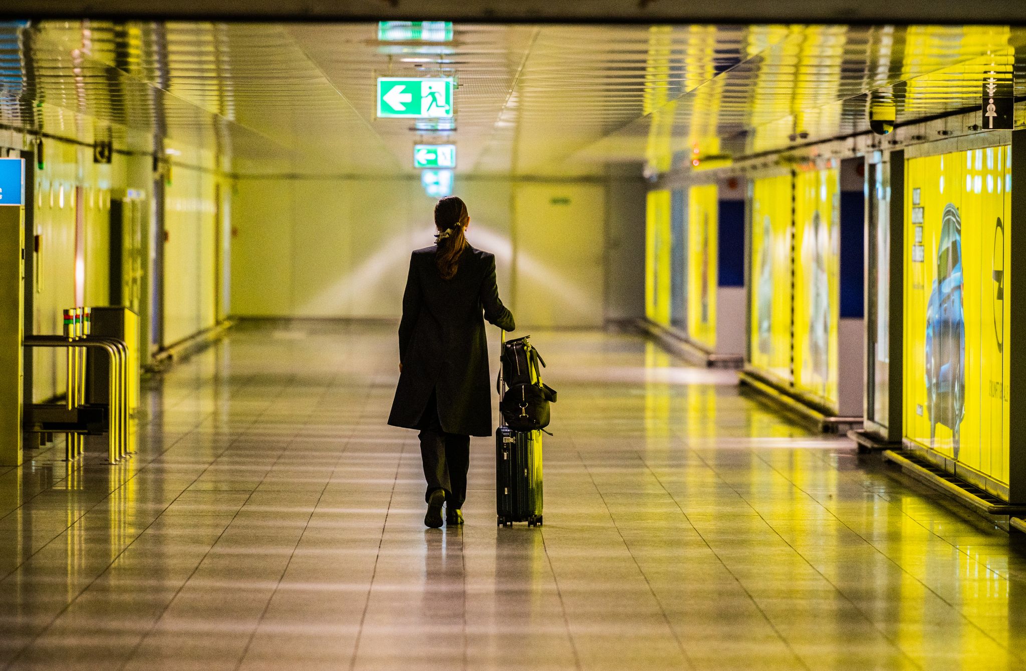 Das Klischeebild einer Geschäftsreisenden am Flughafen - das Flugzeug liegt als Verkehrsmittel klar vorne. (Symbolbild)