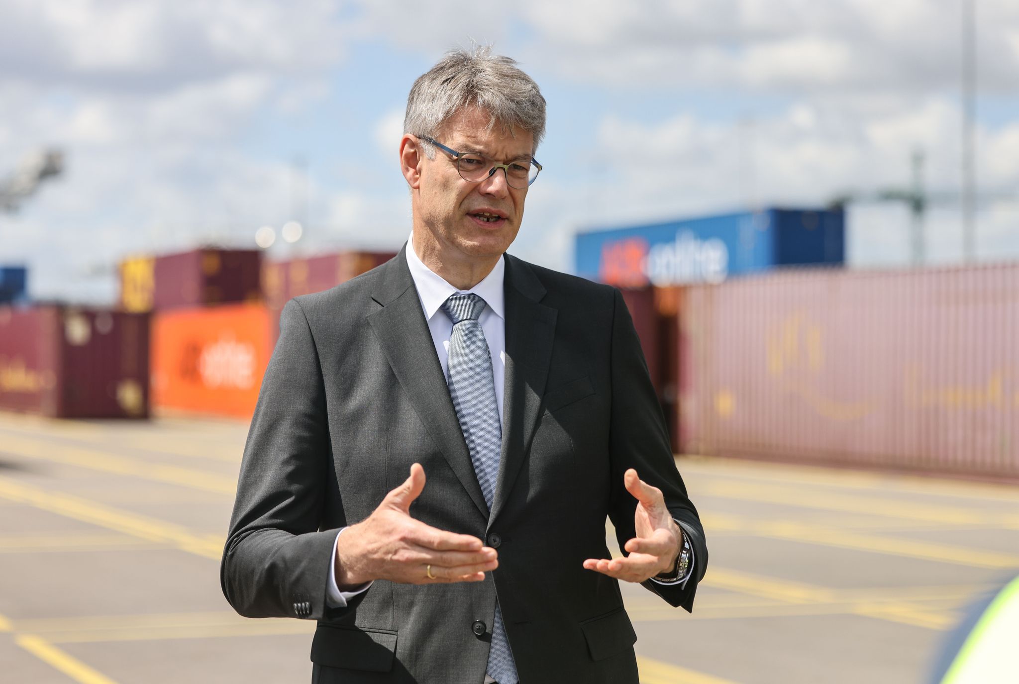 Der Bund will 400 Millionen Euro zusätzlich in den klimaneutralen Umbau von Schifffahrt und Häfen stecken, sagt Bundesverkehrsminister Patrick Schnieder (CDU).