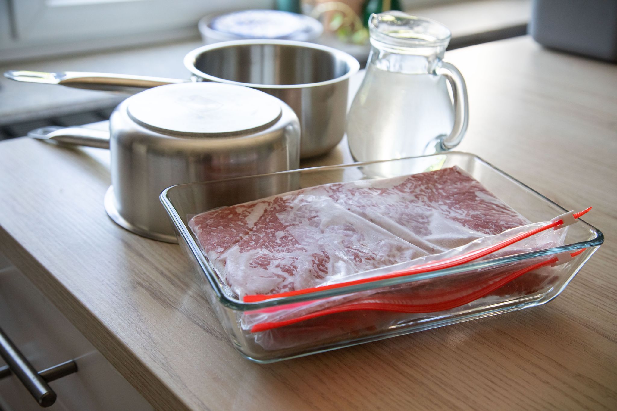Lässt sich Hackfleisch mit Hilfe von zwei Töpfen und warmem Wasser schneller auftauen?