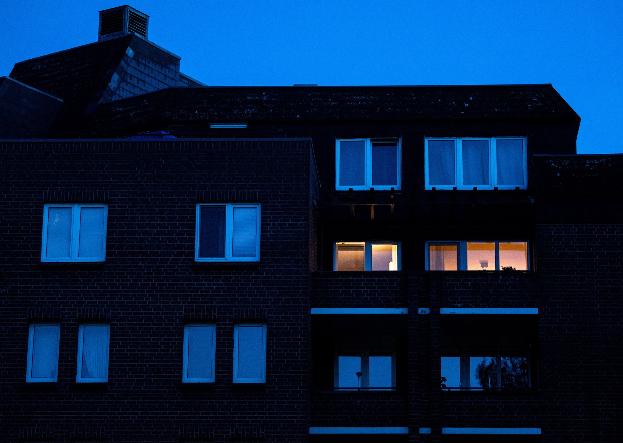 Licht an, Licht aus: Wer möchte, dass sein Zuhause auch während einer längeren Abwesenheit bewohnt aussieht, kann zum Beispiel Zeitschaltuhren installieren.
