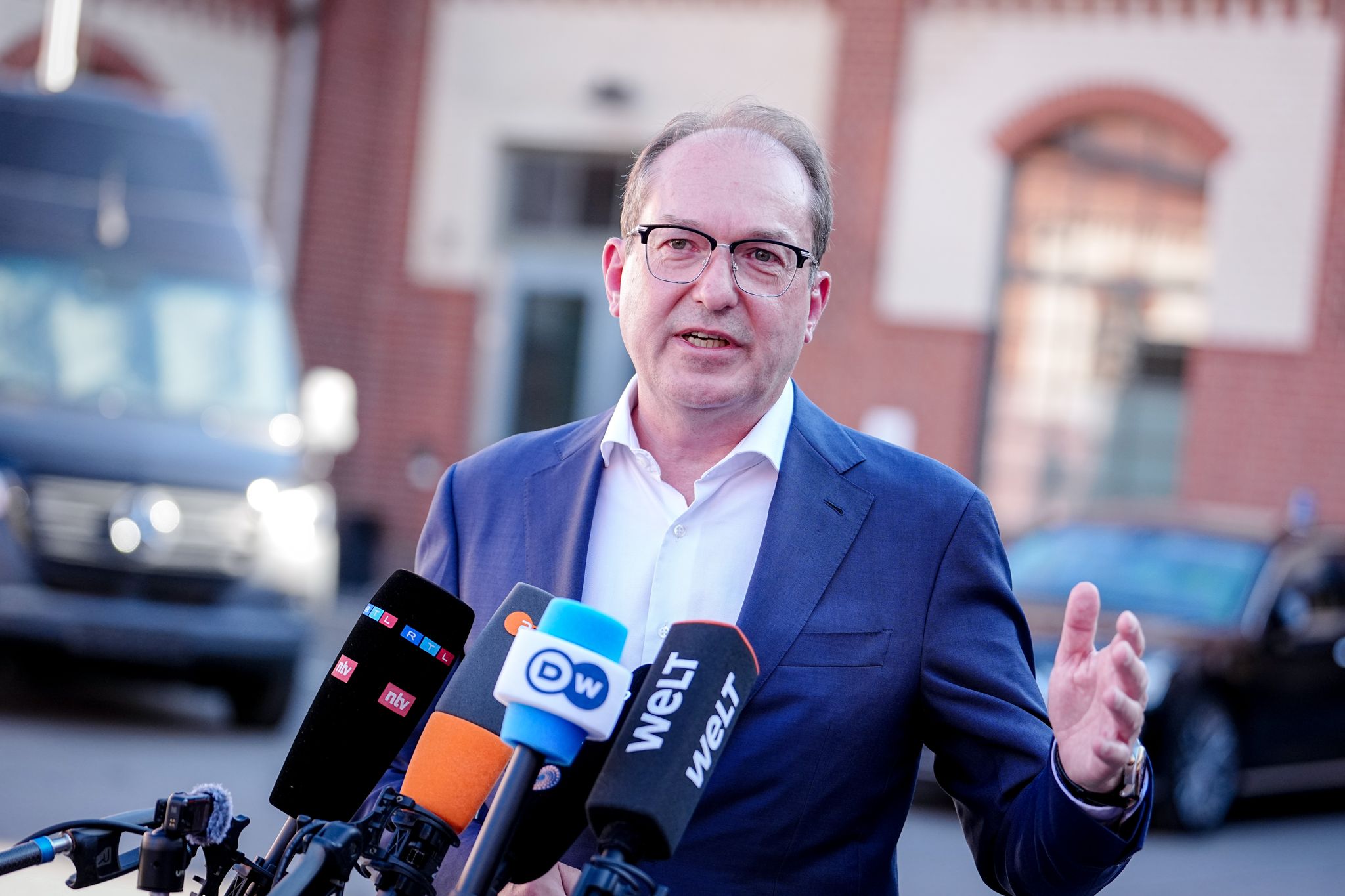 Bundesinnenminister Alexander Dobrindt (CSU) hat gemeinsame Grenzkontrollen auf der deutschen Seite der deutsch-polnischen Grenze angeboten. (Archivbild)