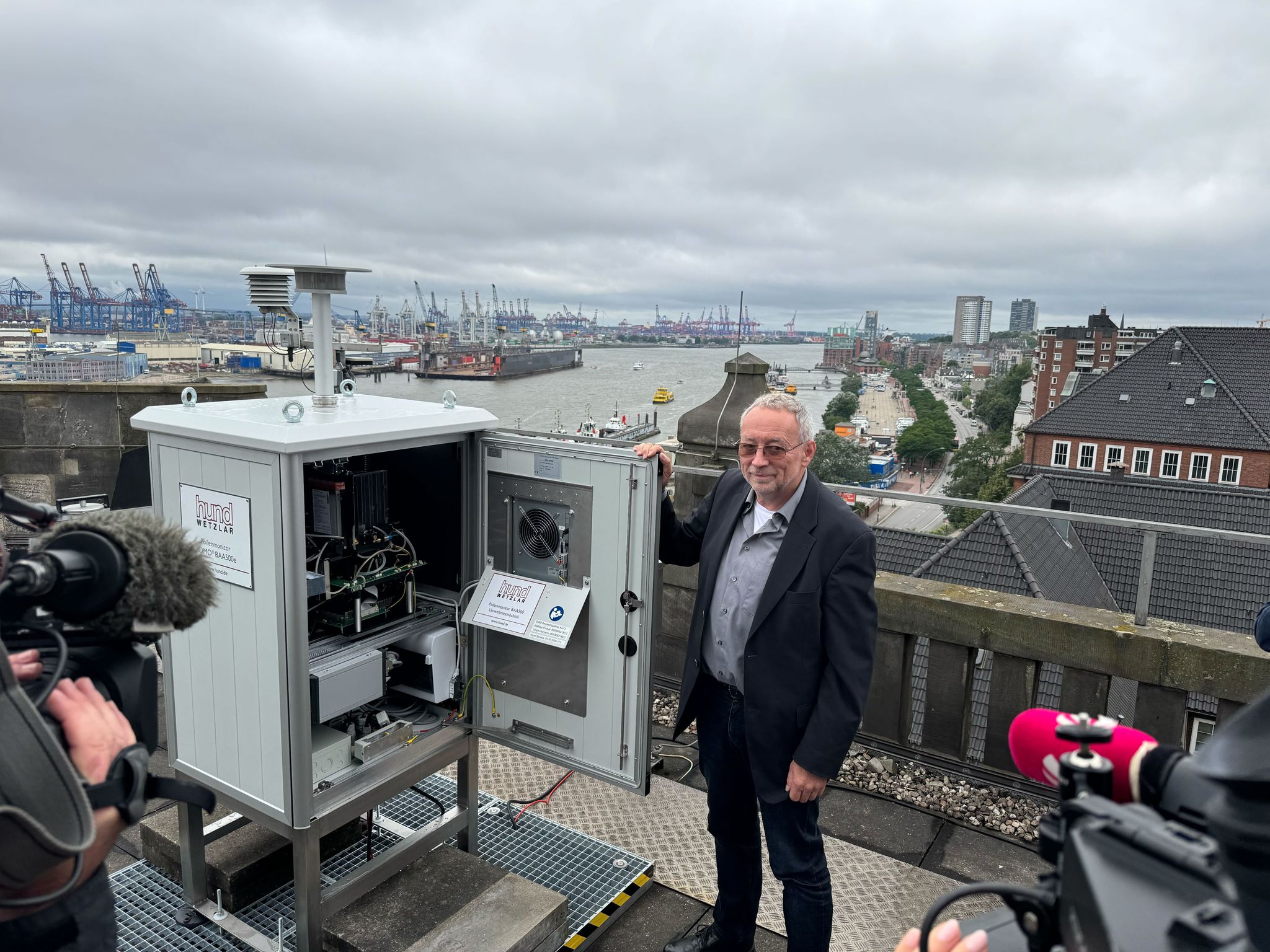 Einer der ersten Pollenmonitore steht in Hamburg, wo ihn Stefan Gilge vom DWD-Zentrum für Medizin-Meteorologische Forschung vorstellte.