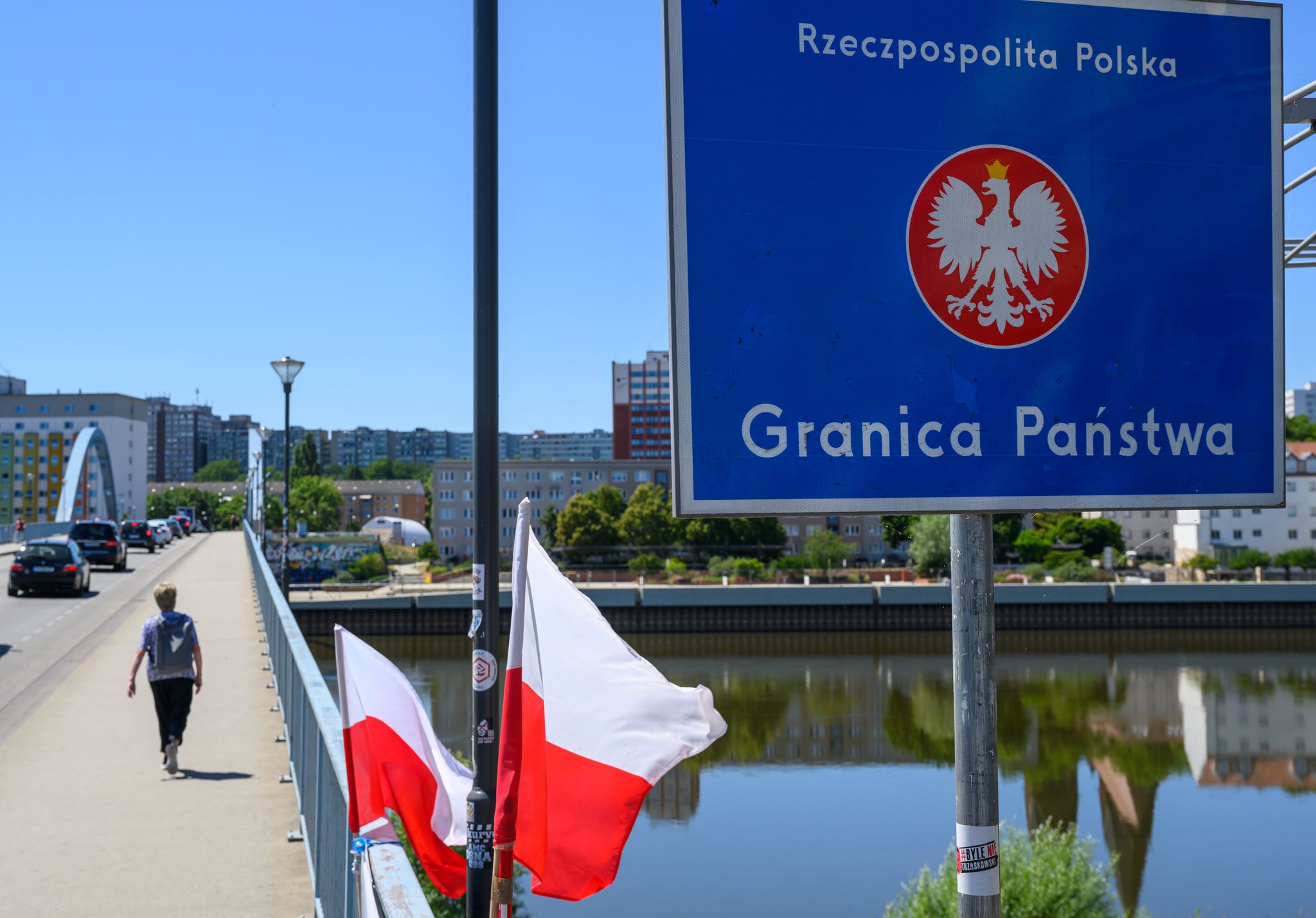 Der deutsch-polnische Grenzübergang Stadtbrücke zwischen Frankfurt (Oder) und Slubice. Polens Regierung rechnet mit Behinderungen des Grenzverkehrs durch die am Montag beginnenden Kontrollen an der Grenze. (Archivbild)